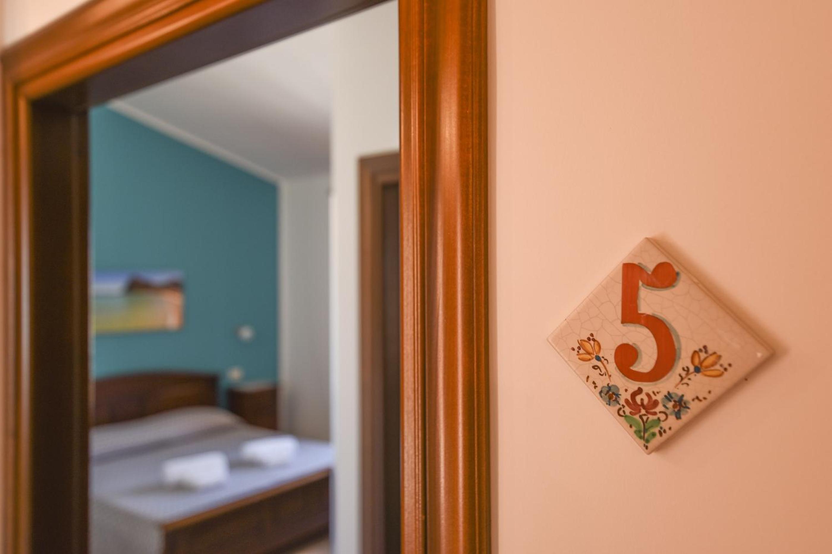 Superior Double Room with Balcony - Photo 16