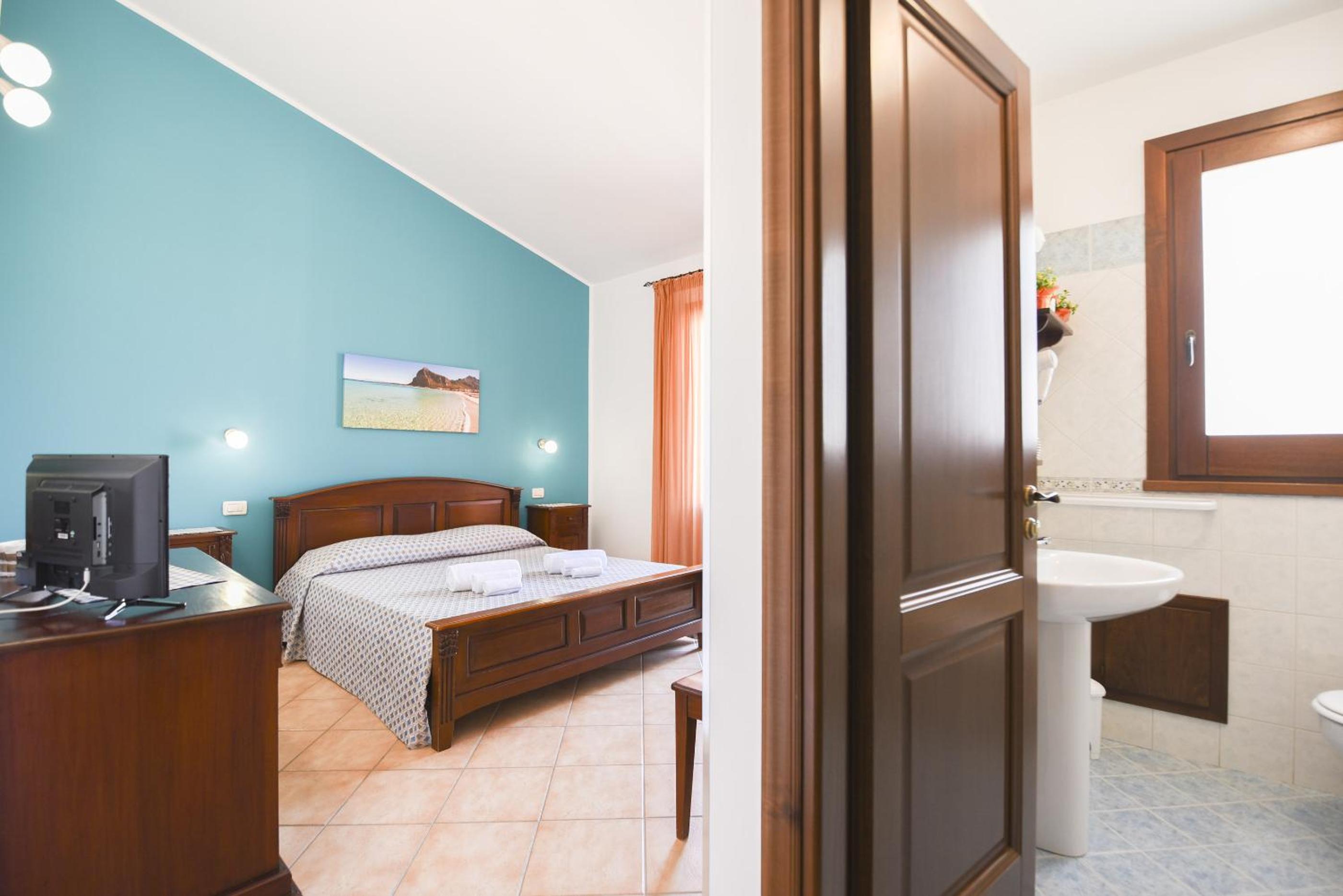 Superior Double Room with Balcony - Photo 8