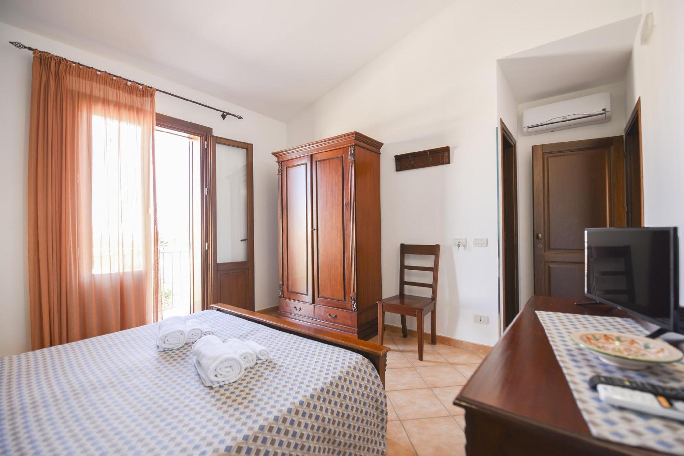 Superior Double Room with Balcony - Photo 9
