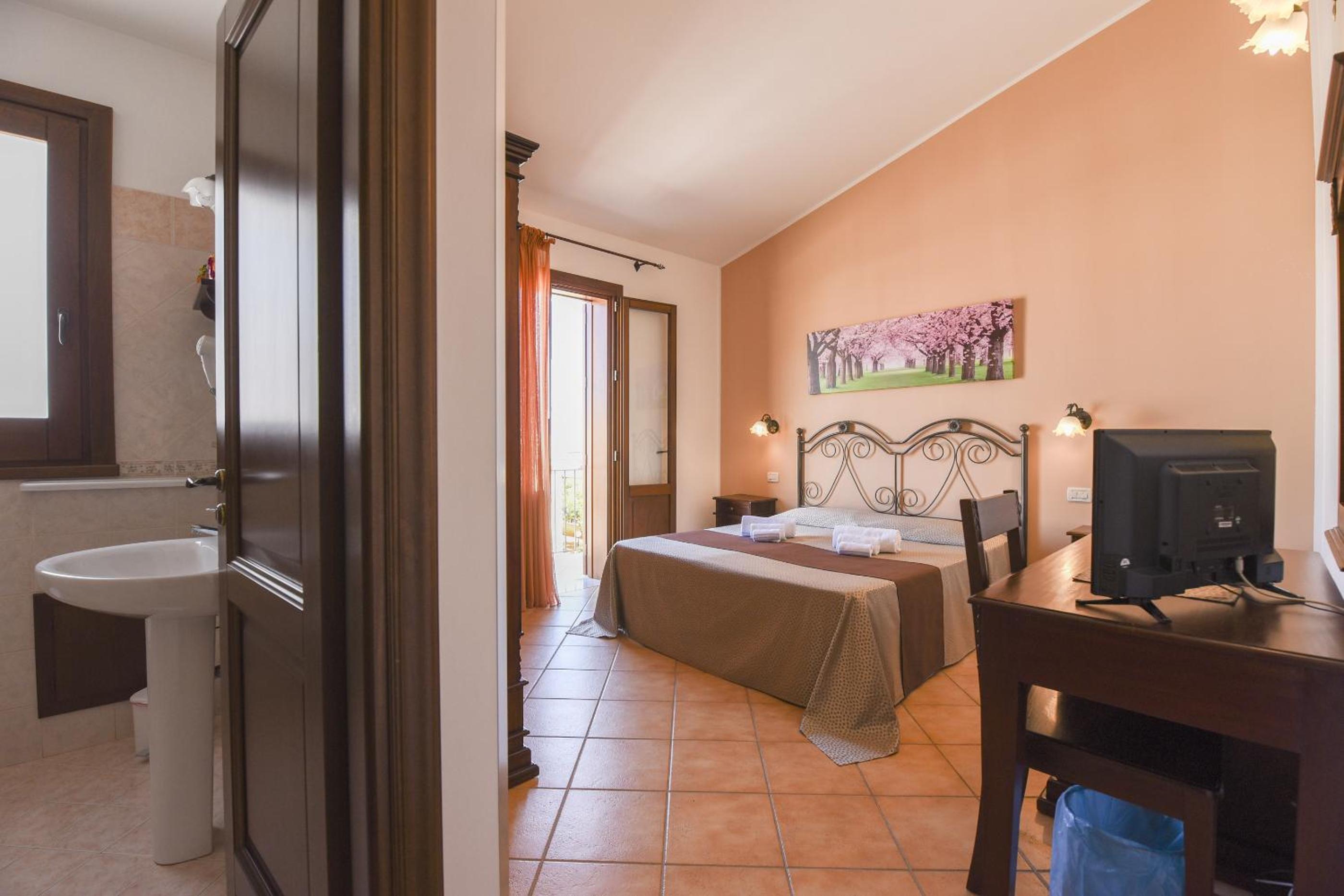 Superior Double Room with Balcony - Photo 1