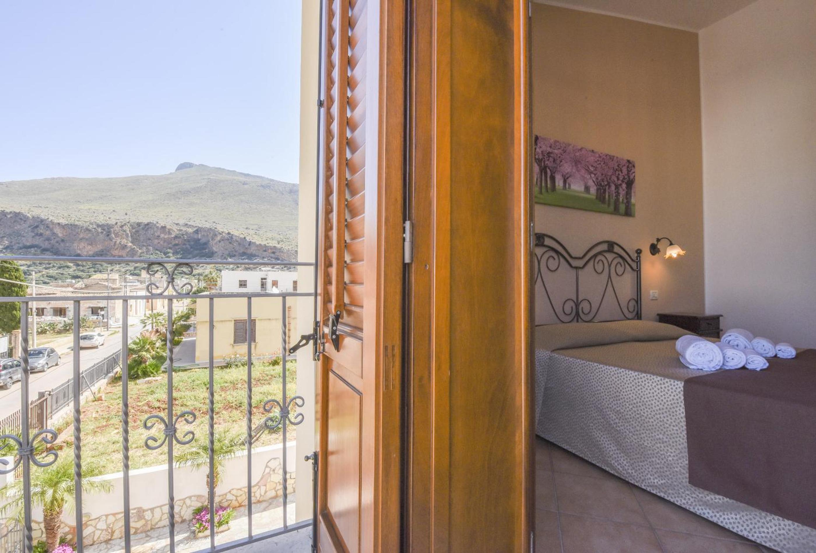 Superior Double Room with Balcony - Photo 2