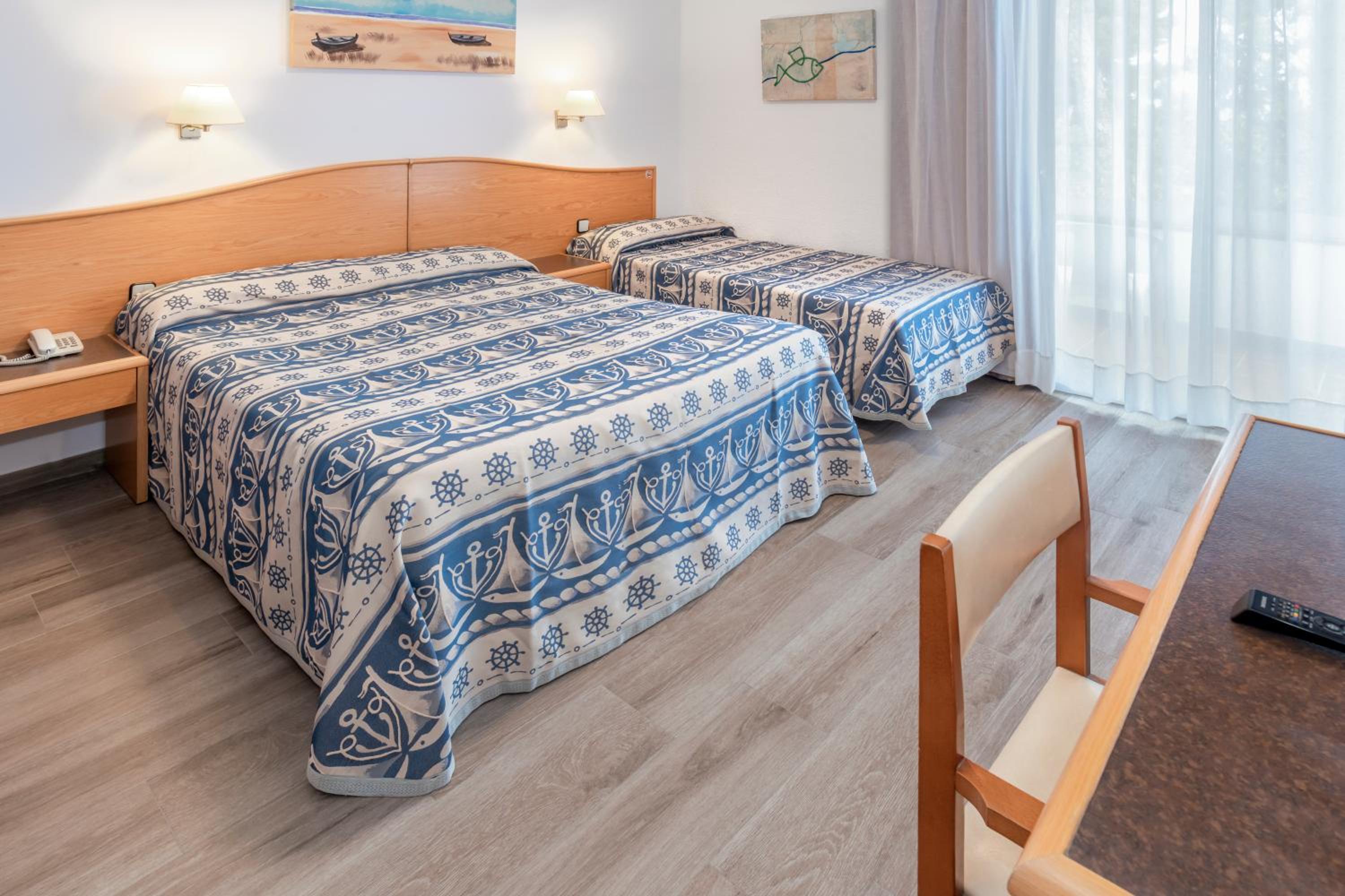 Habitación Doble con Vista al Mar y Balcón (2 Adultos + 1 Niño)
