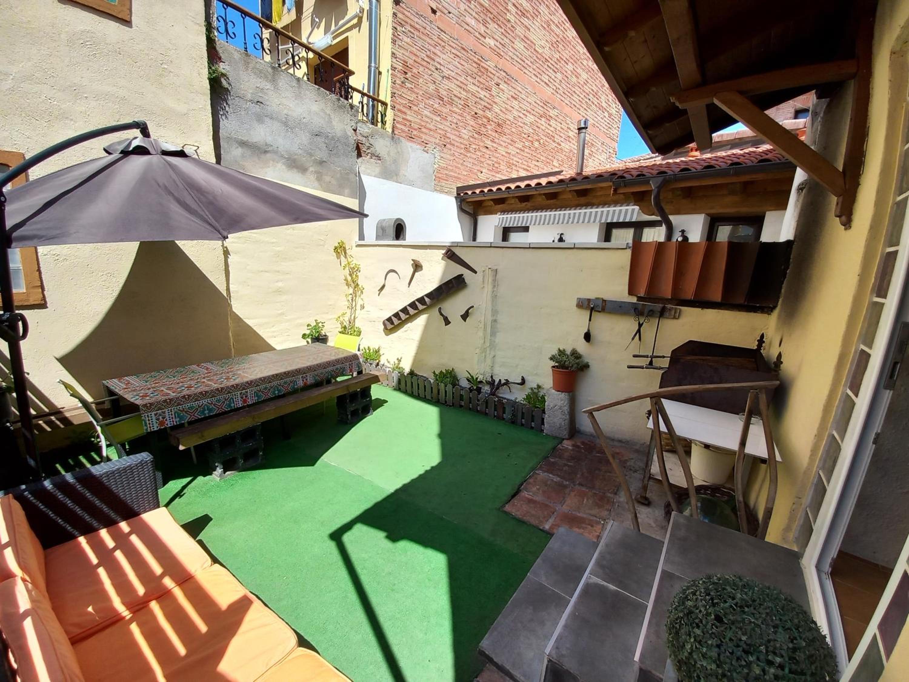 Five-Bedroom House photo 2