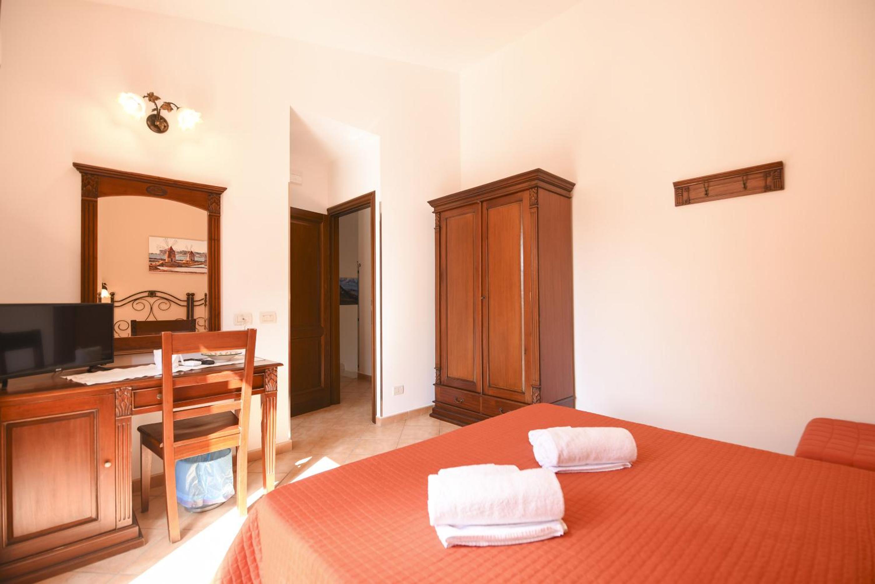Superior Triple Room with Balcony - Photo 10
