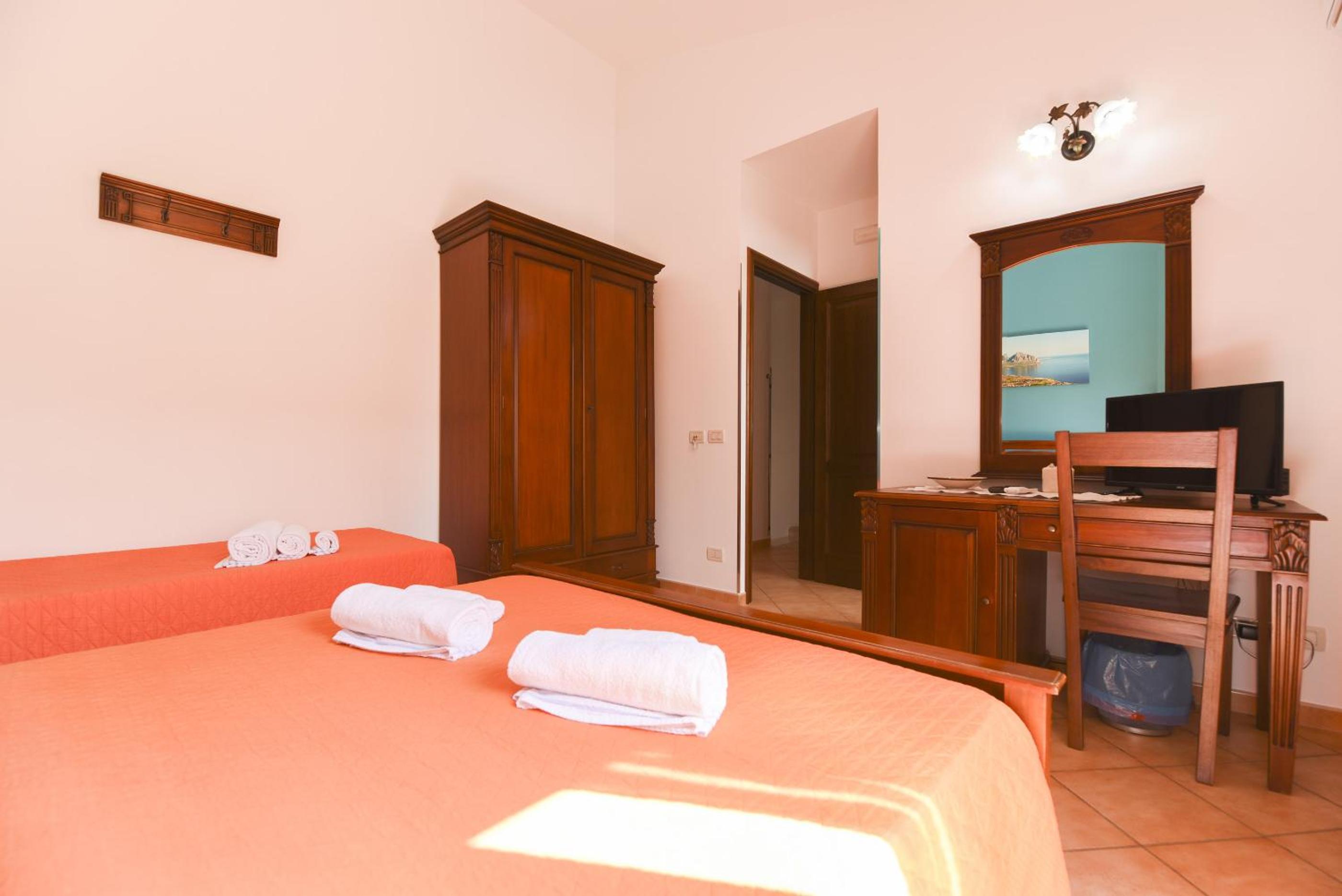 Superior Triple Room with Balcony - Photo 15