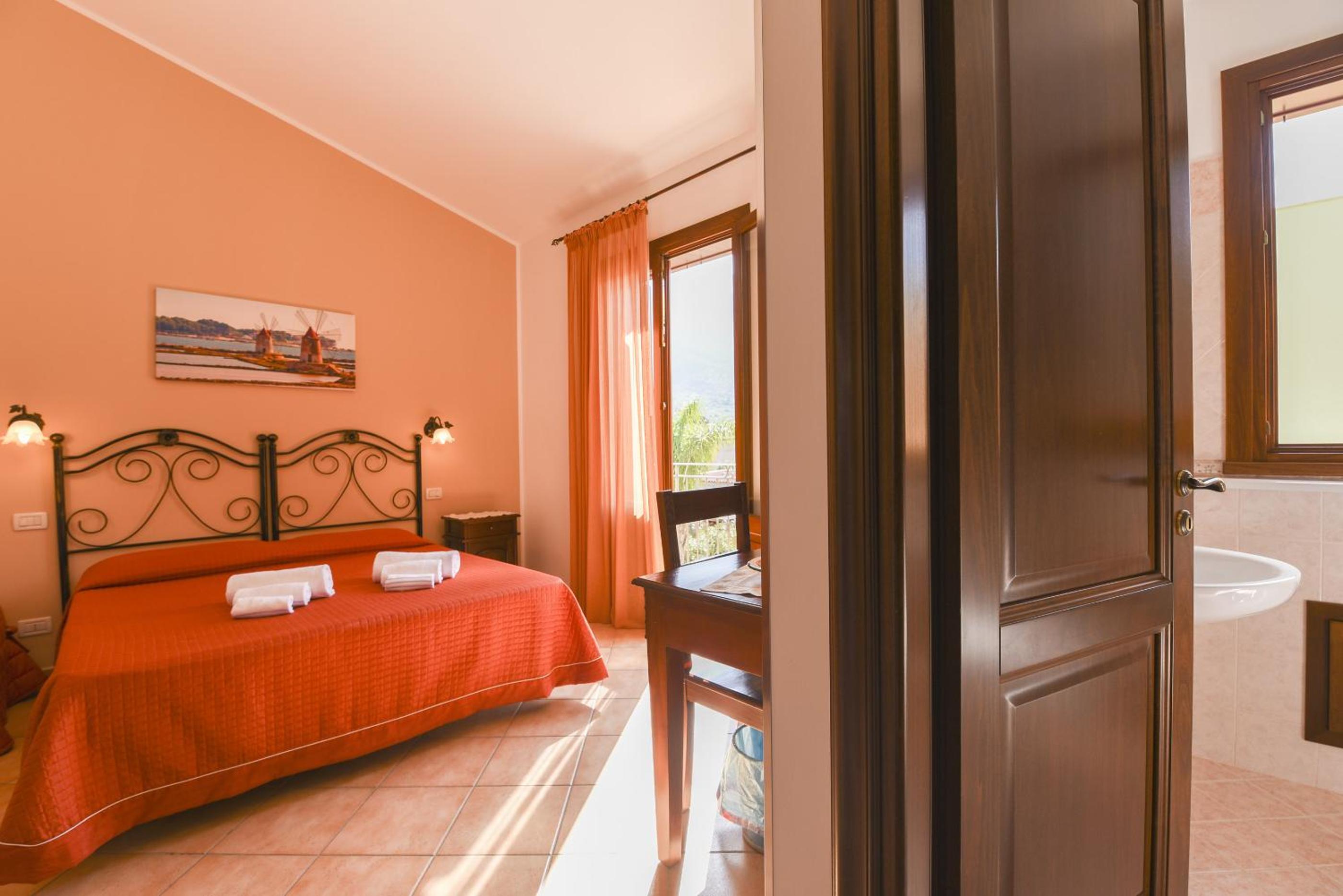 Superior Triple Room with Balcony - Photo 13