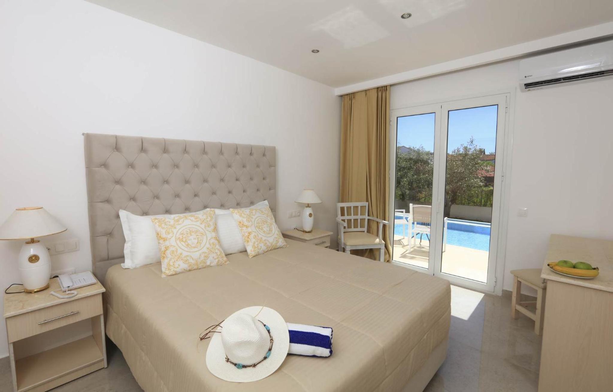 Annex Standard Swim Up Room photo 3