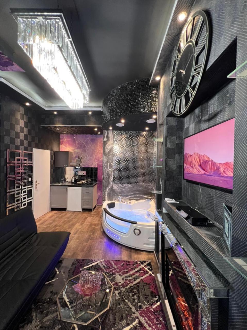 Deluxe King Suite