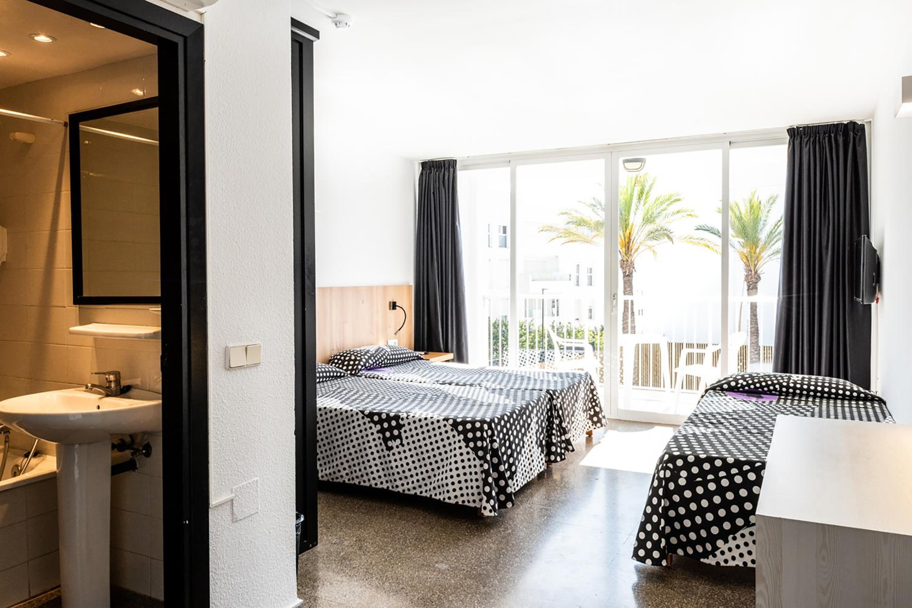Chillout Pool View Room photo 3