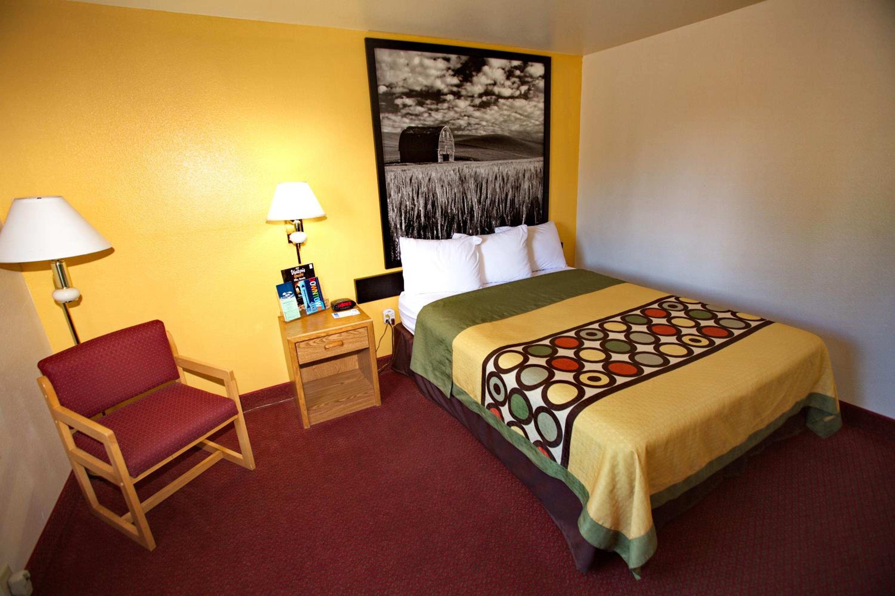 Queen Room - Non-Smoking photo 3