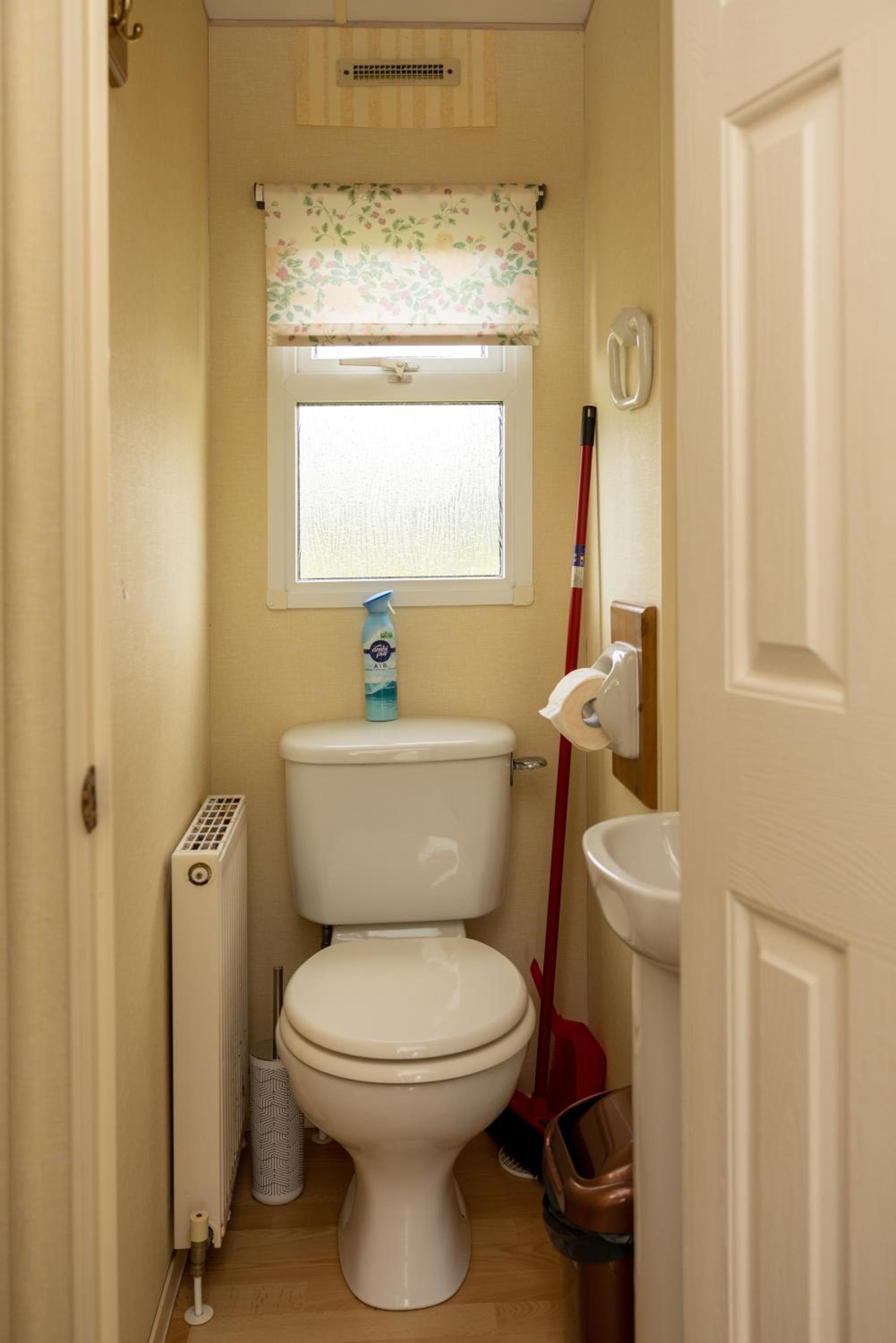 Mobile Home - Photo 11