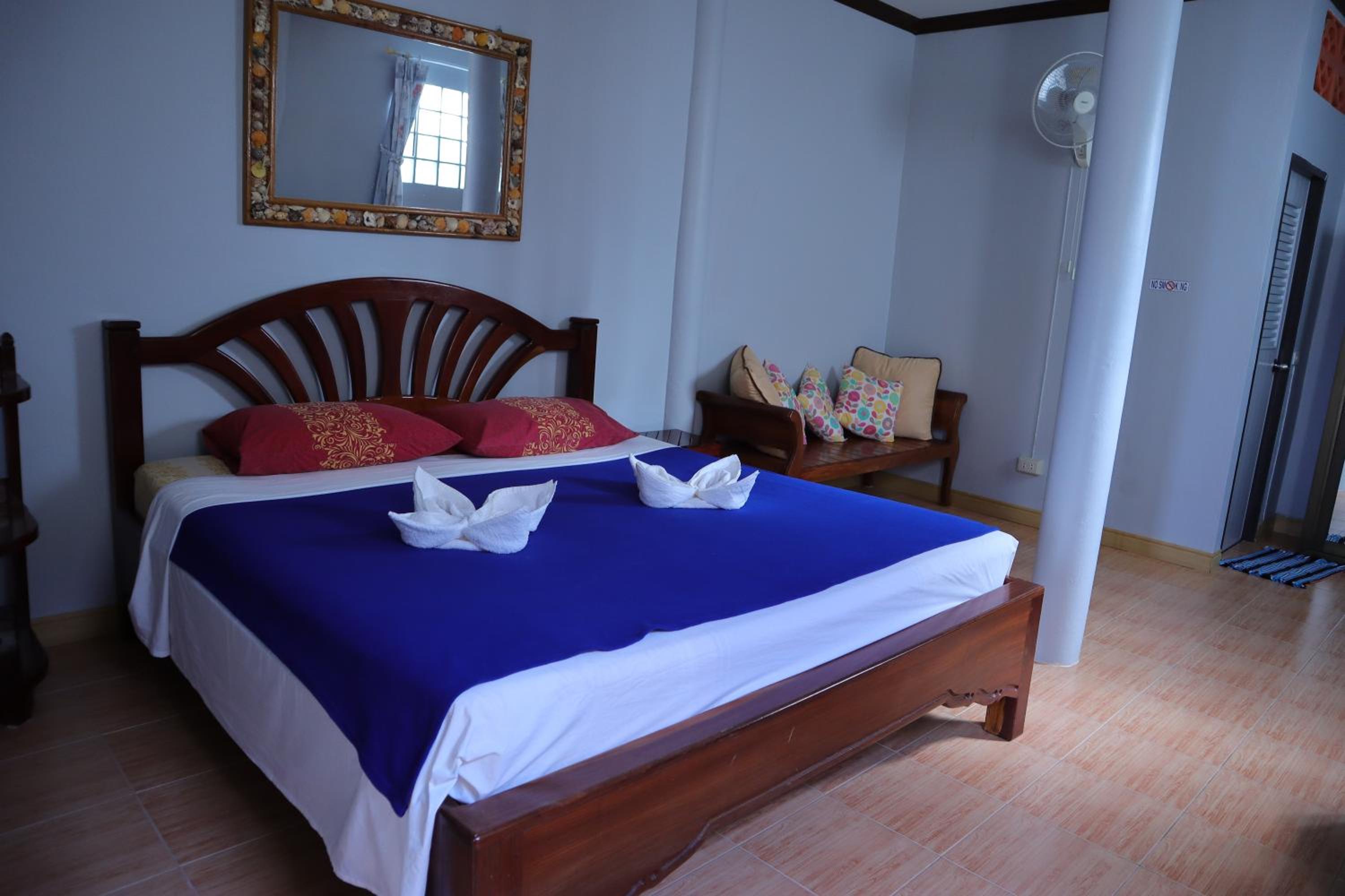 Deluxe King Room - Photo 10