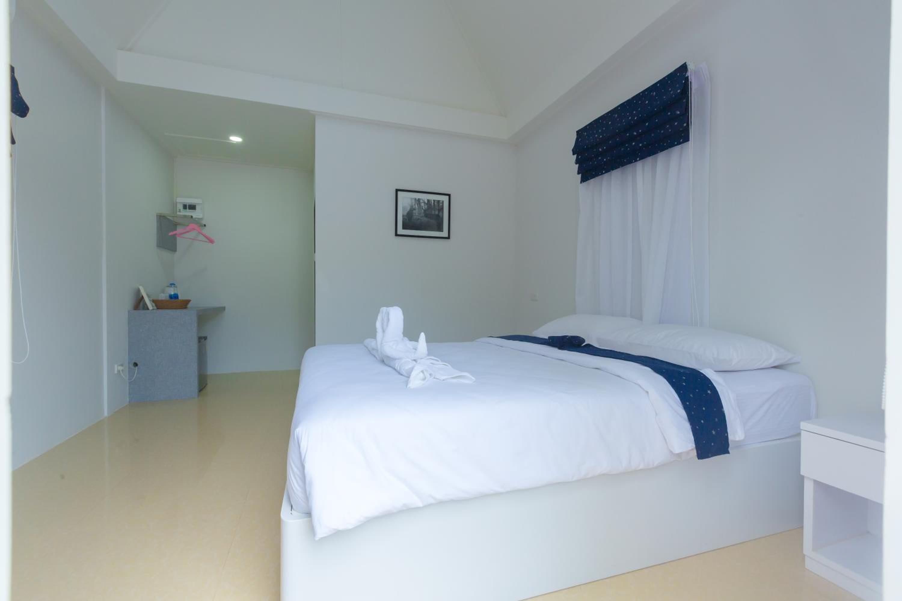 Budget Double Room - Photo 8
