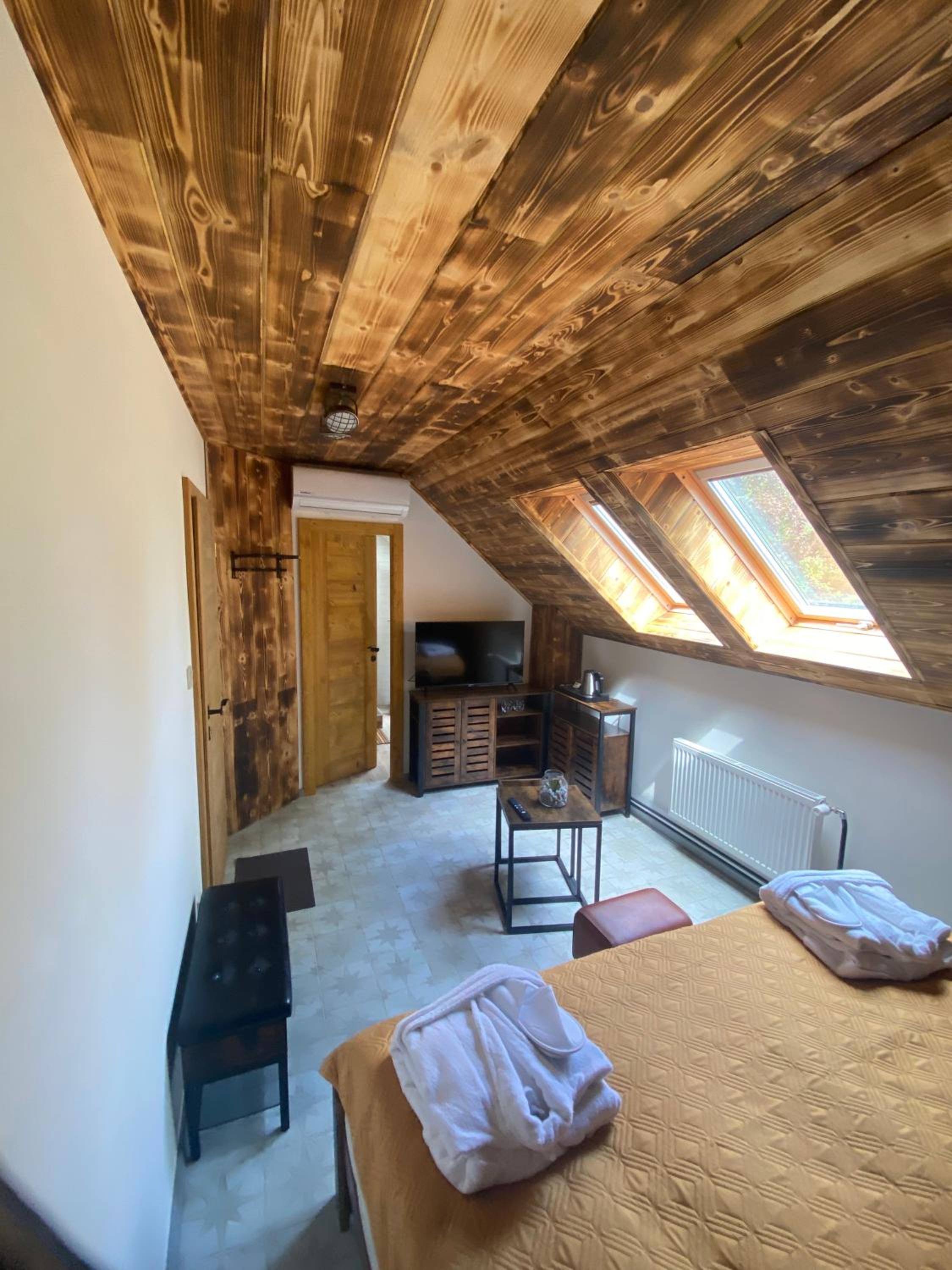 Small Double Room - Photo 5