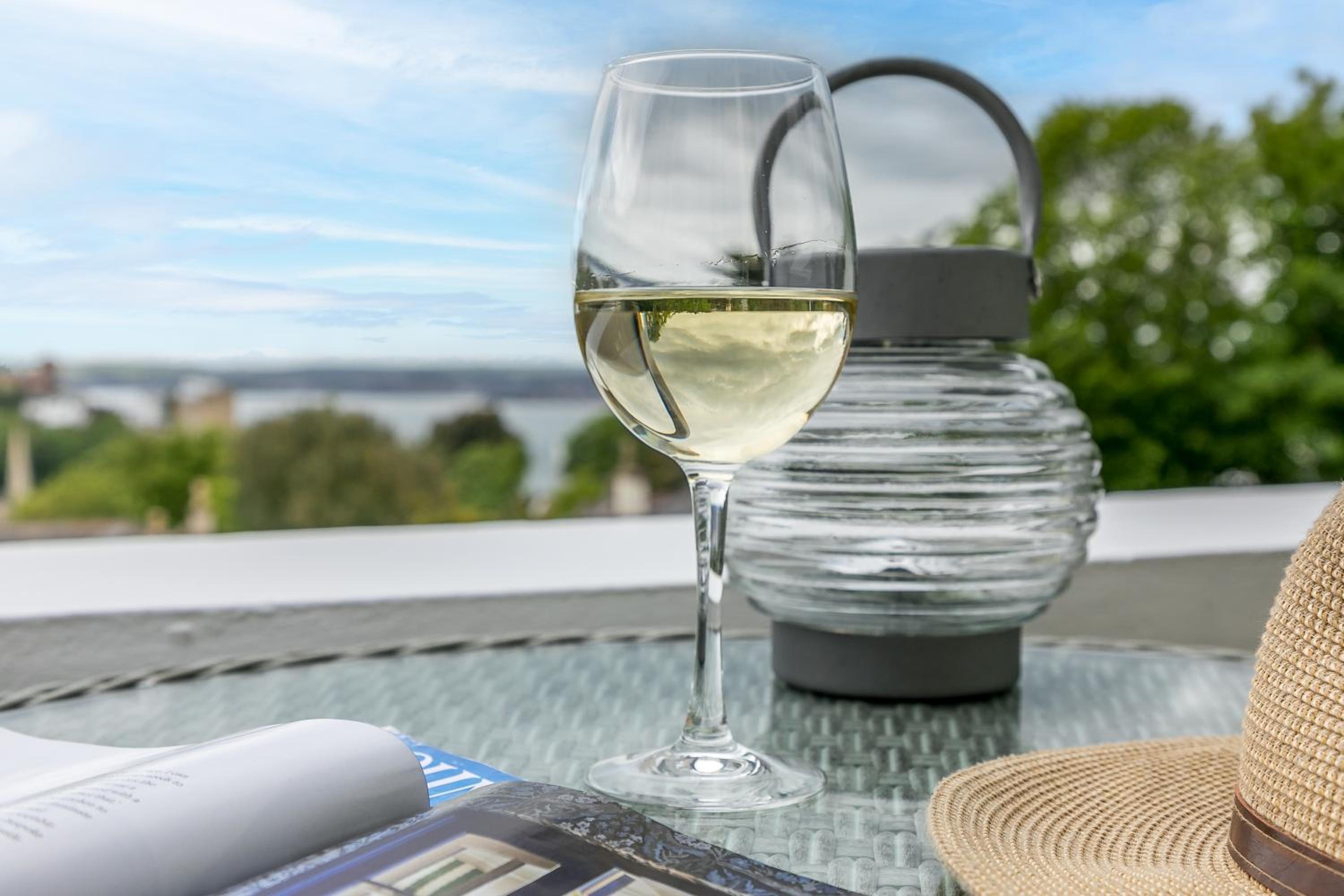Apartment with Sea View - Photo 9