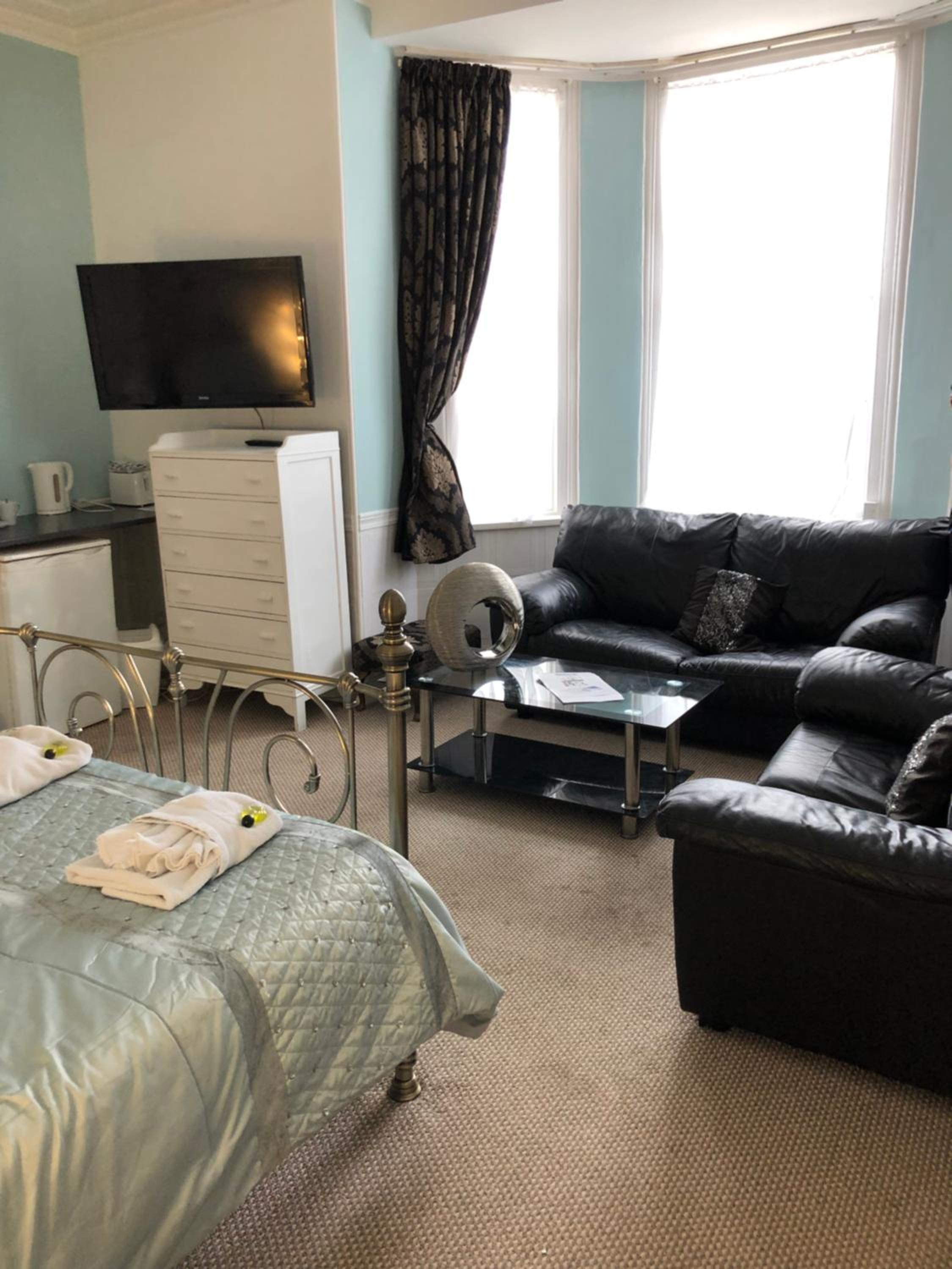 Budget Double Room - Photo 7