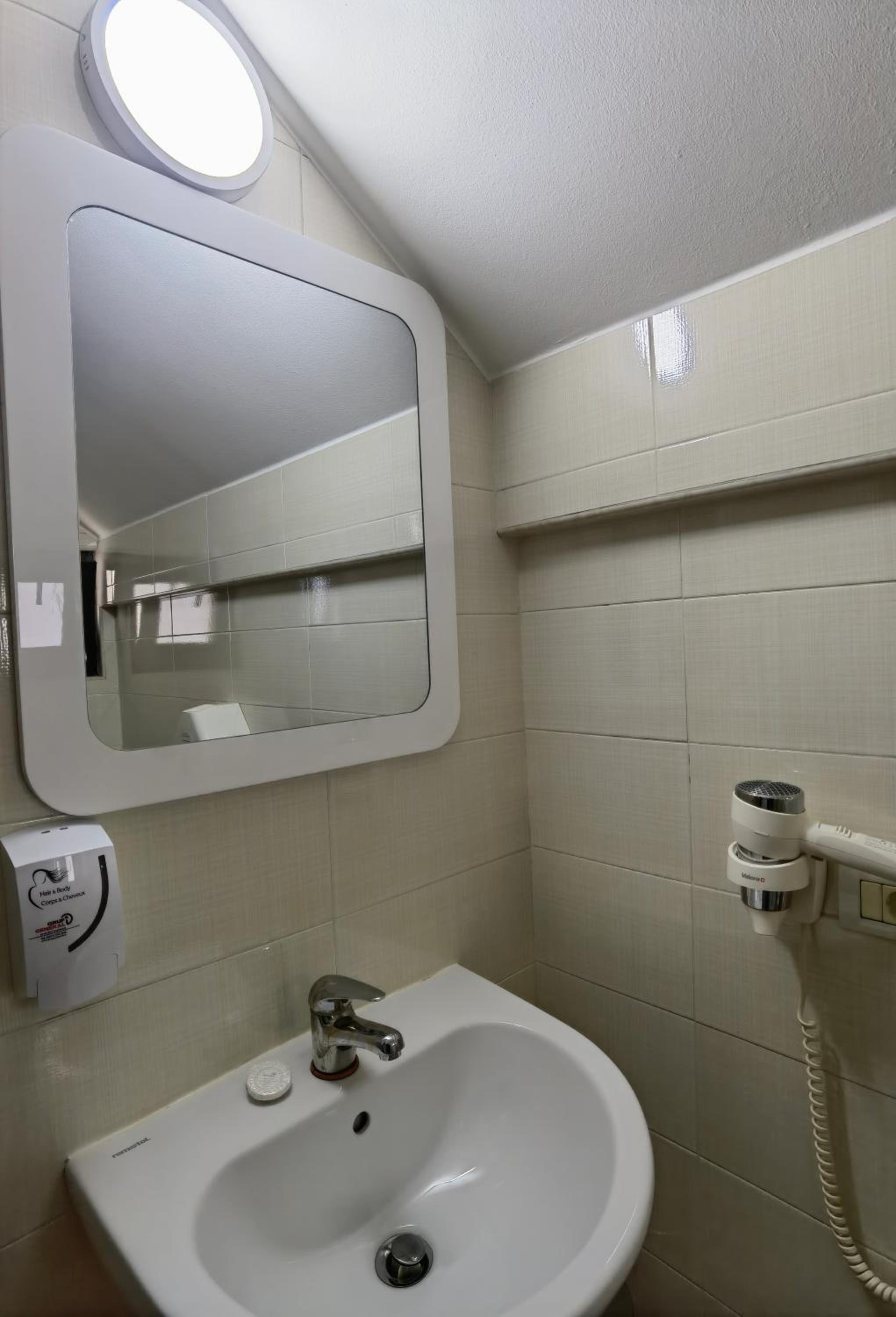 Triple Room with Private Bathroom photo 2