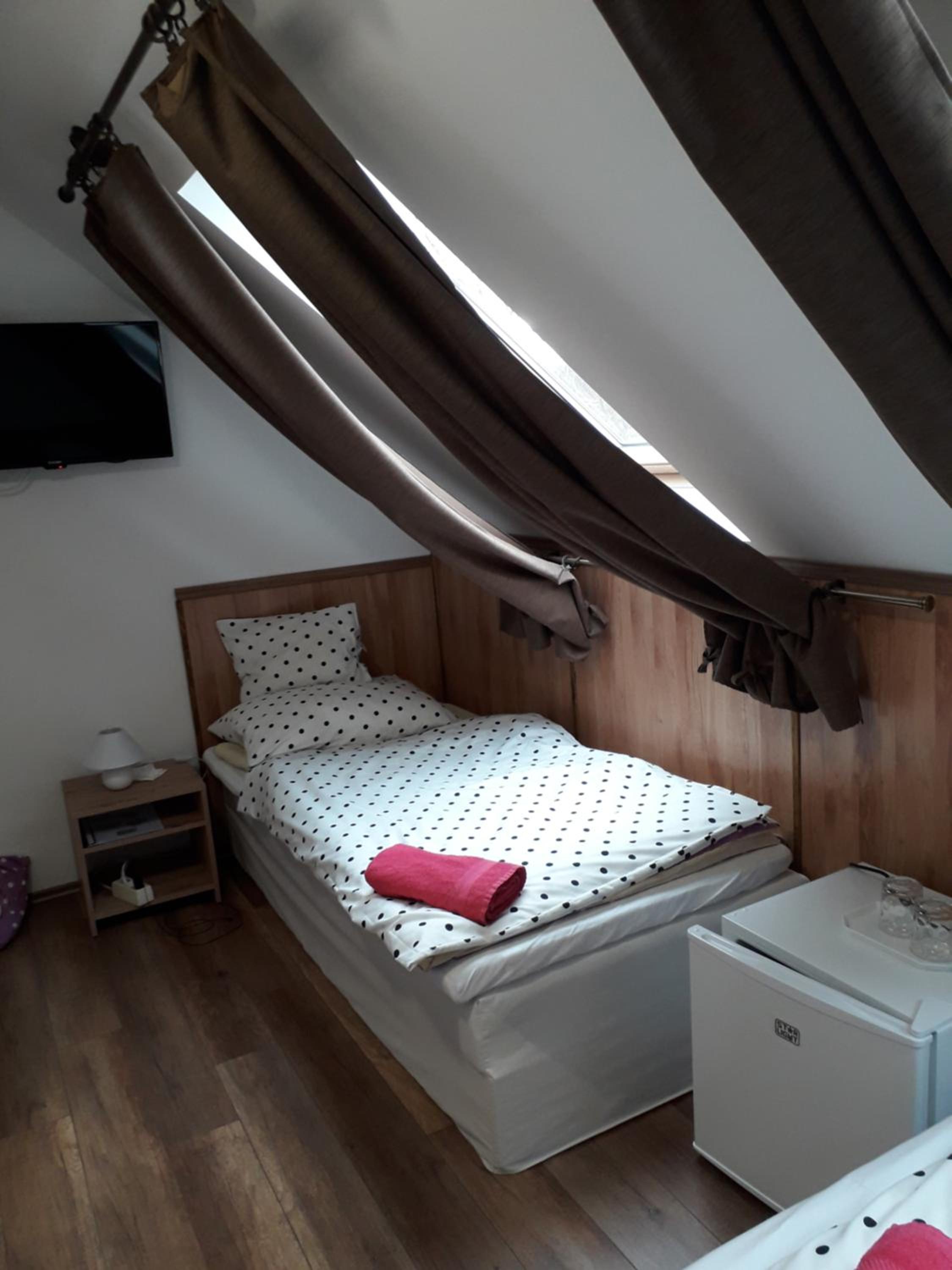Economy Twin Room photo 3