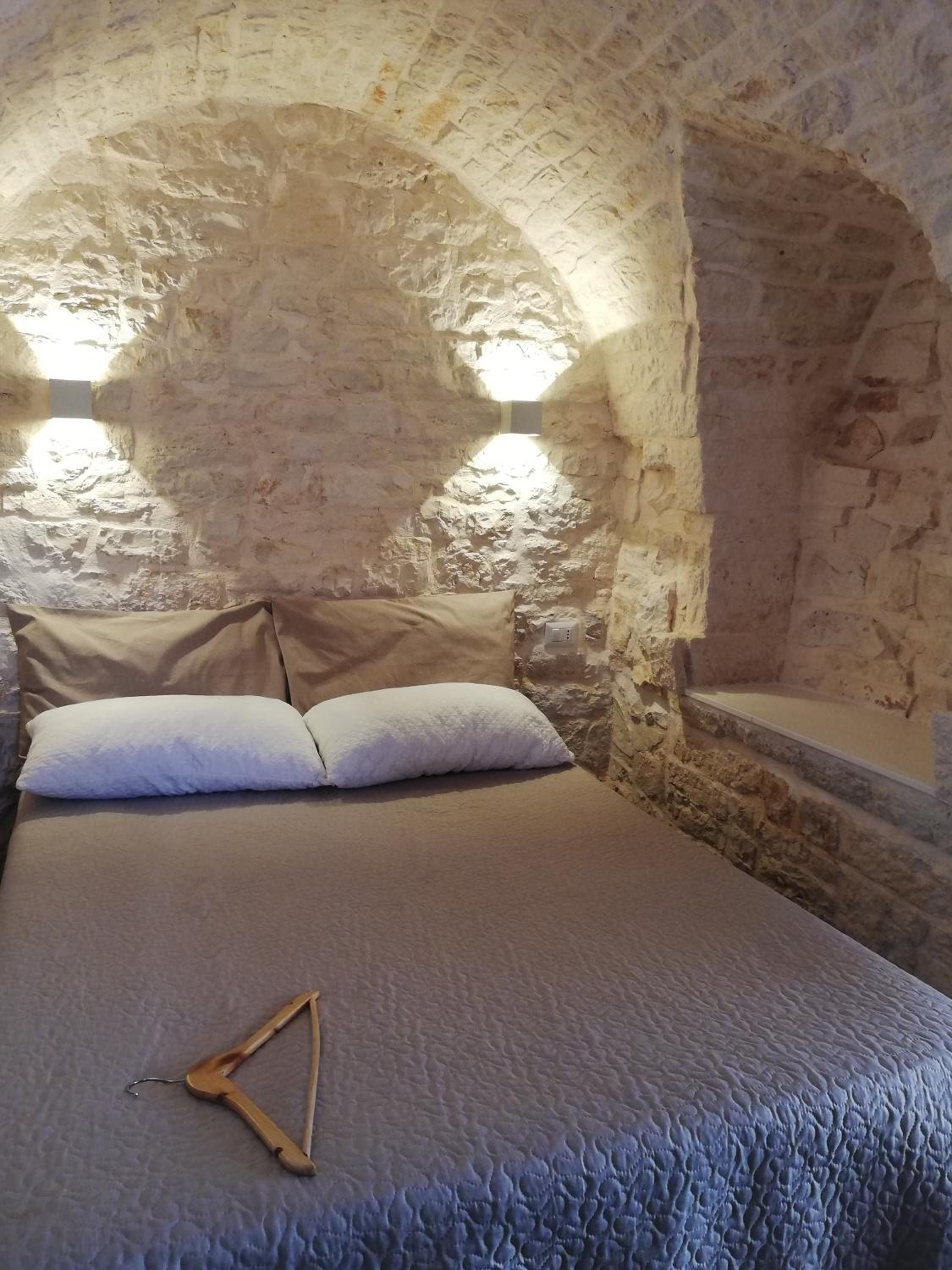 One-Bedroom House - Photo 2