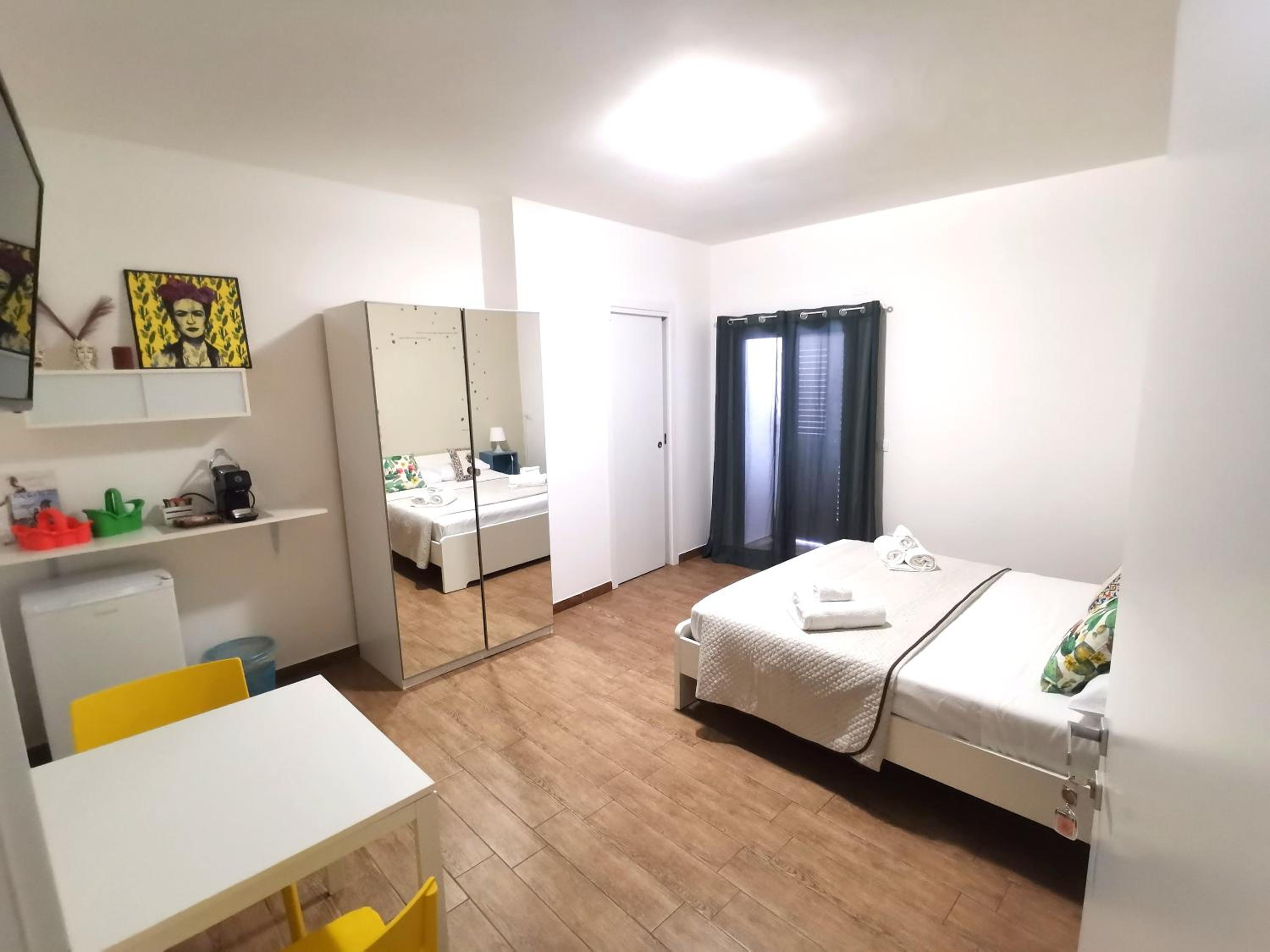 Double Room with Balcony - Photo 4