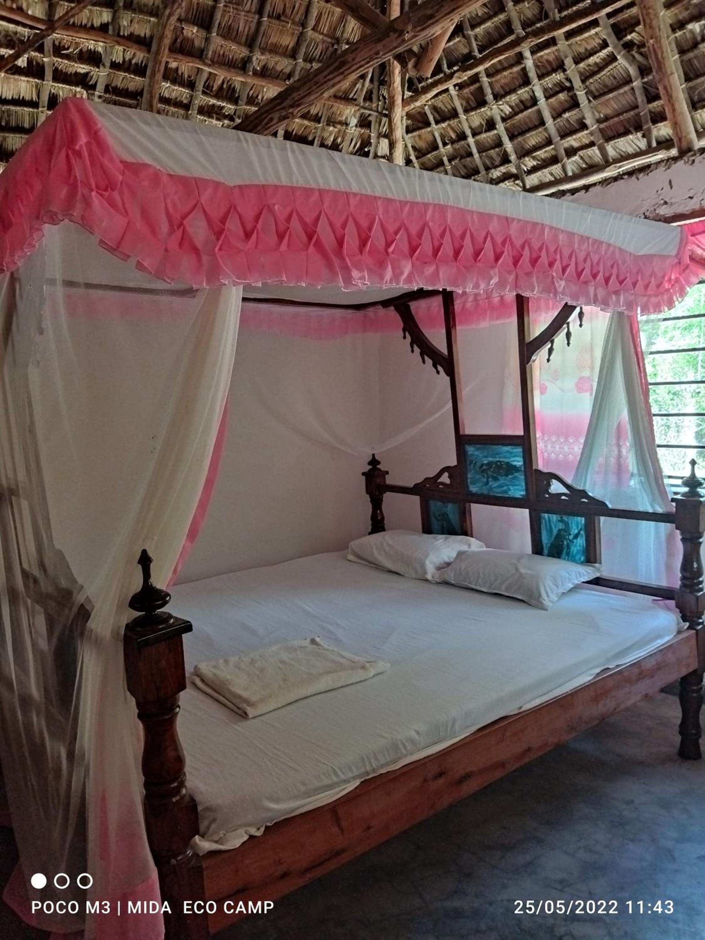 Standard Bungalow with Fan - Photo 8
