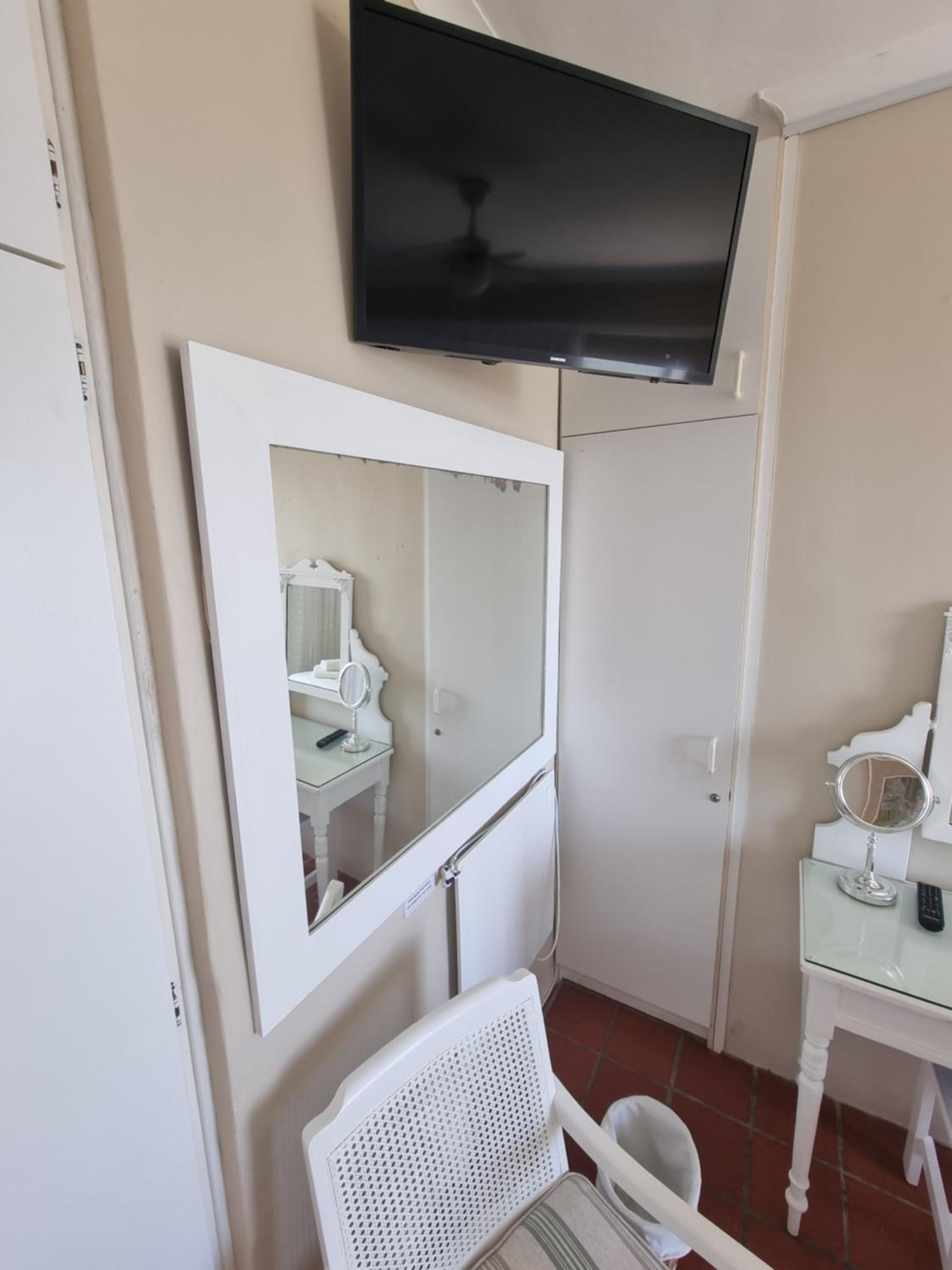 Double Room with Balcony and Sea View - Photo 7