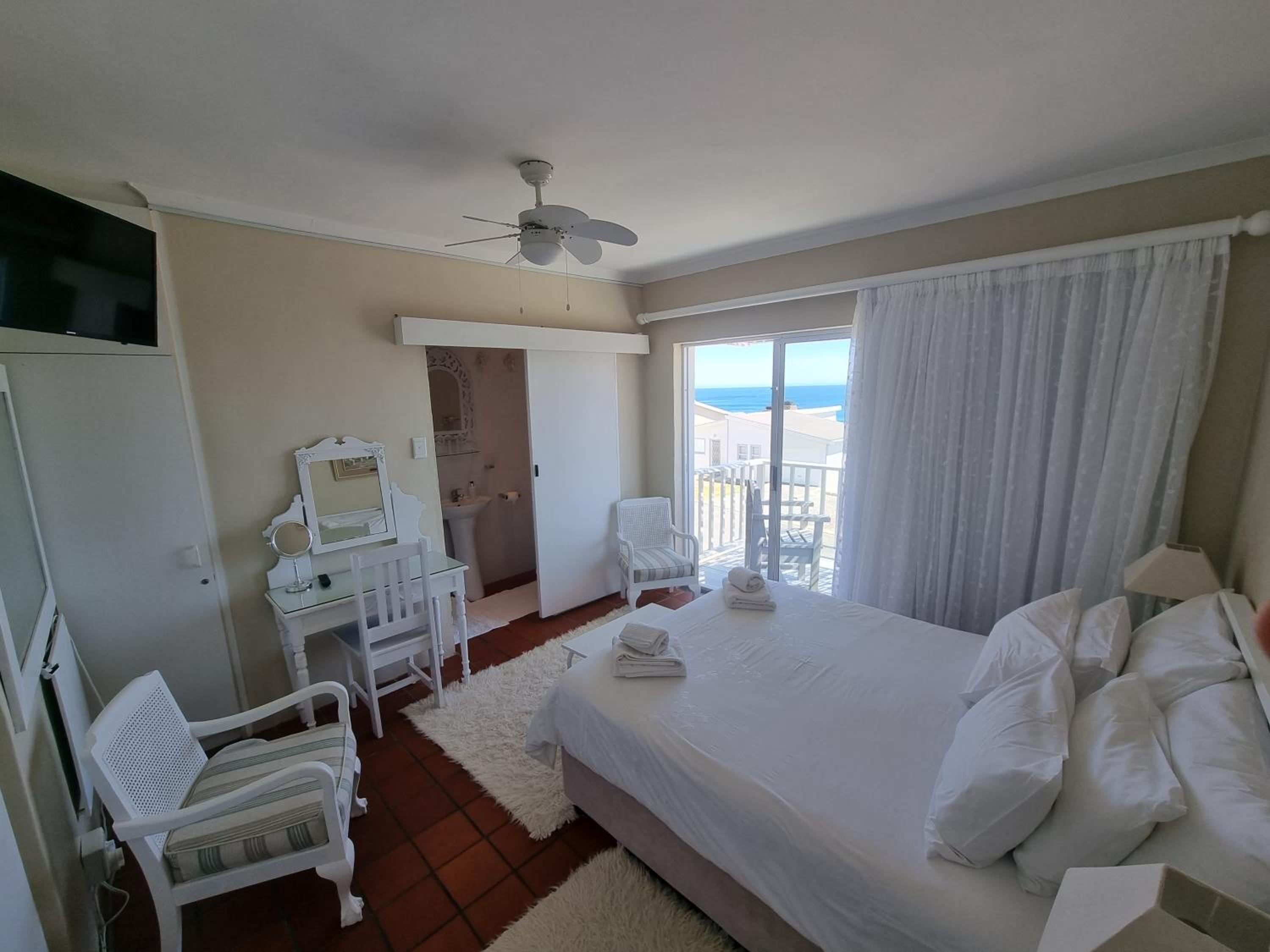 Double Room with Balcony and Sea View - Photo 1
