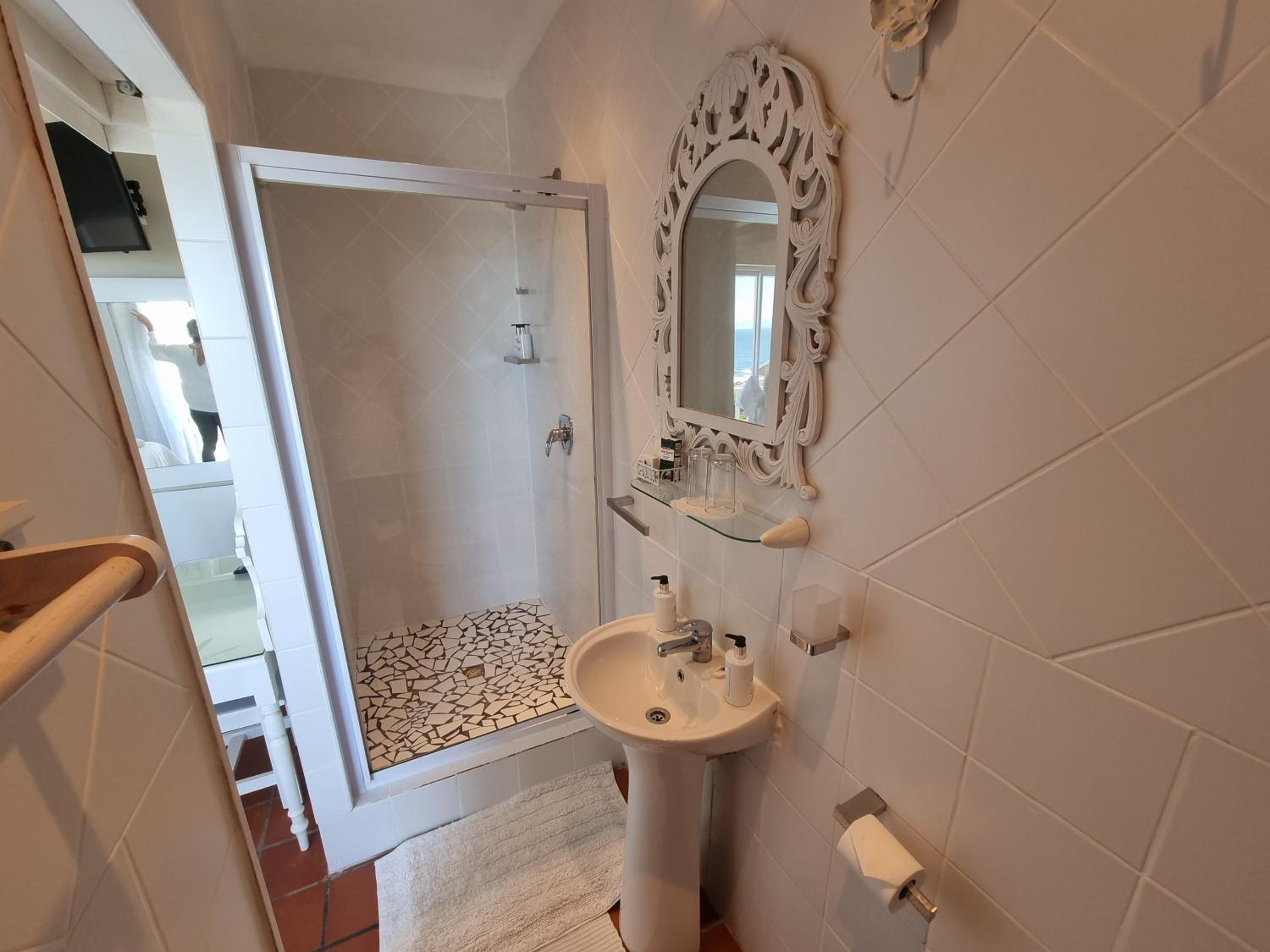 Double Room with Balcony and Sea View - Photo 4