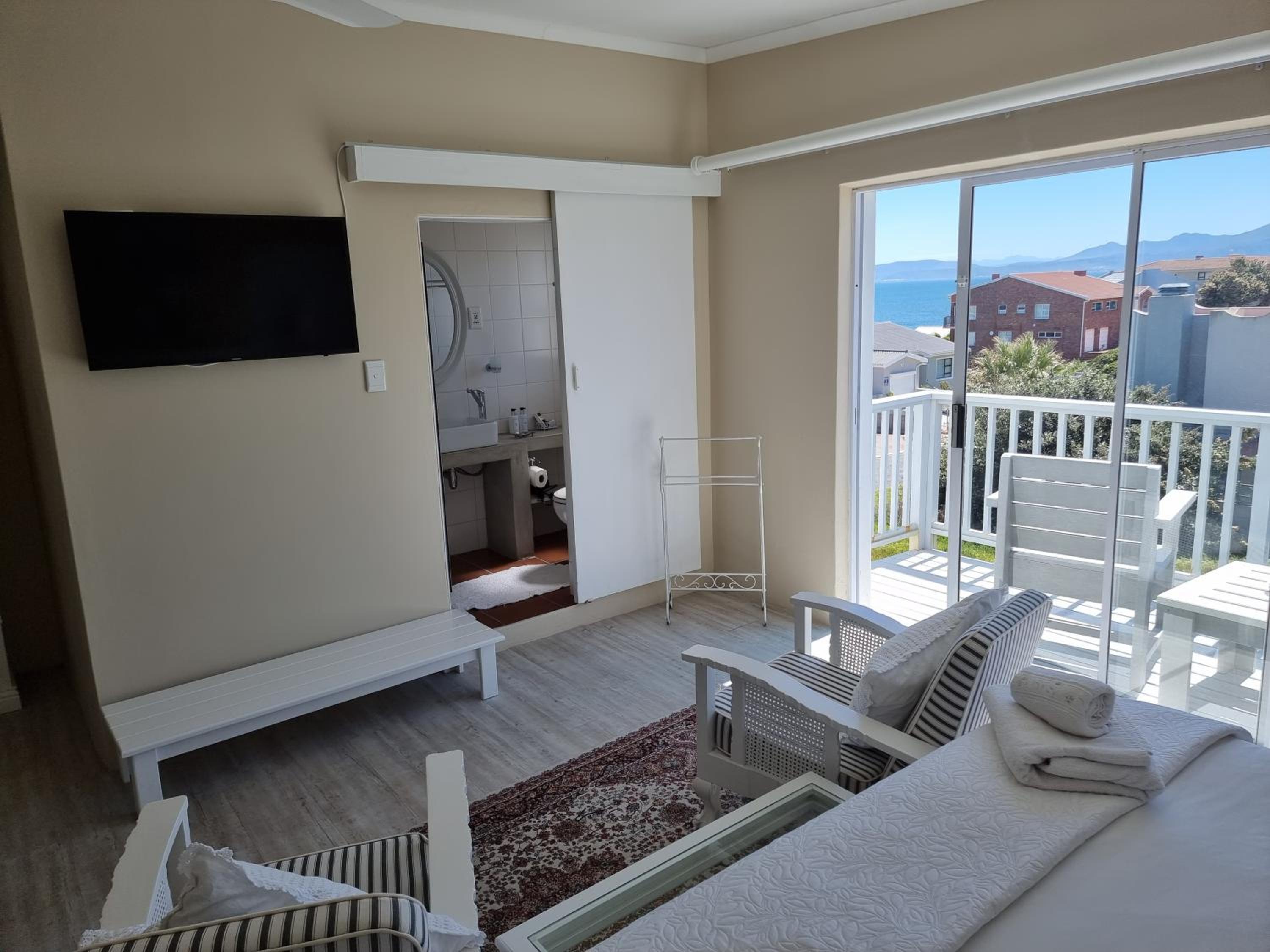Deluxe Double Room with Balcony and Sea View - Photo 6