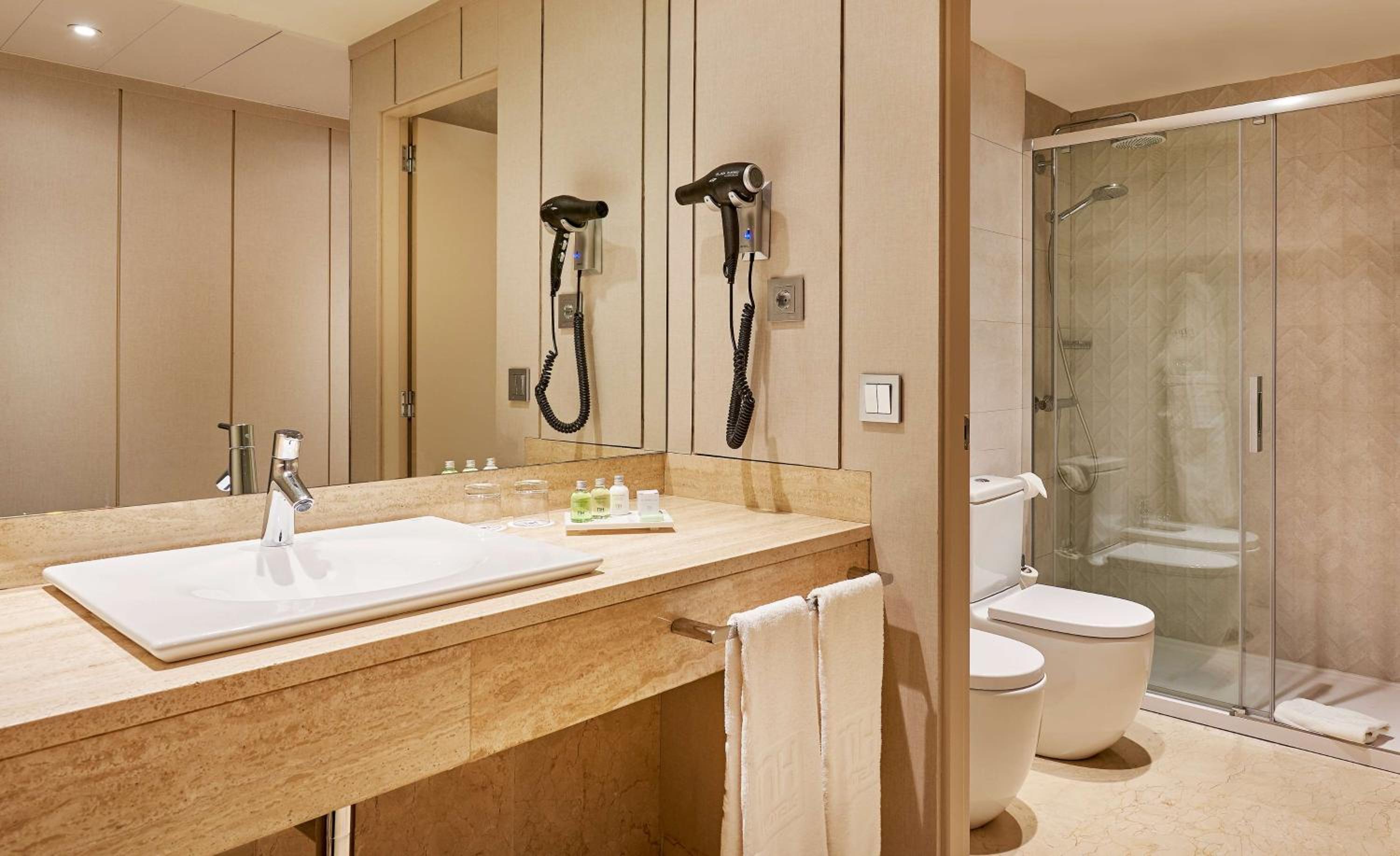 Standard Double or Twin Room - Photo 2
