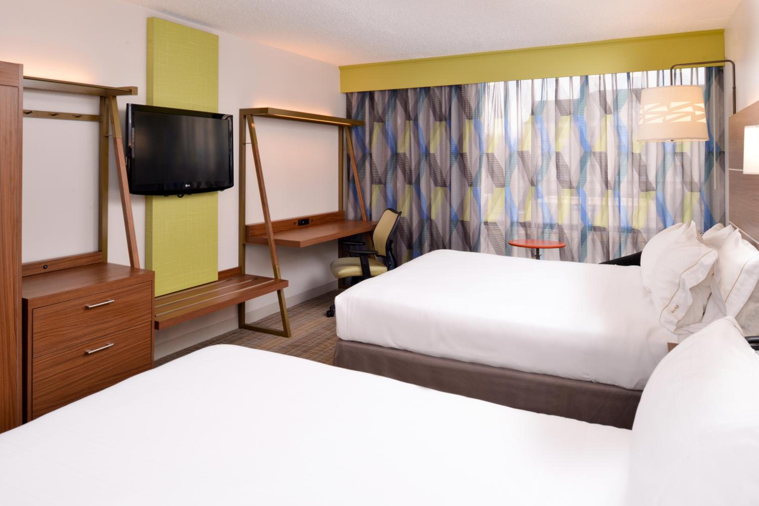 Standard Queen Room with Two Queen Beds - Photo 6
