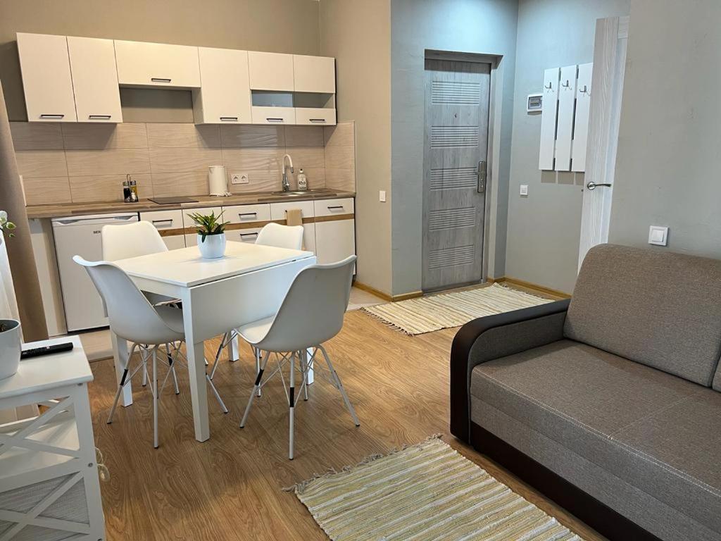 Family Room - Photo 2