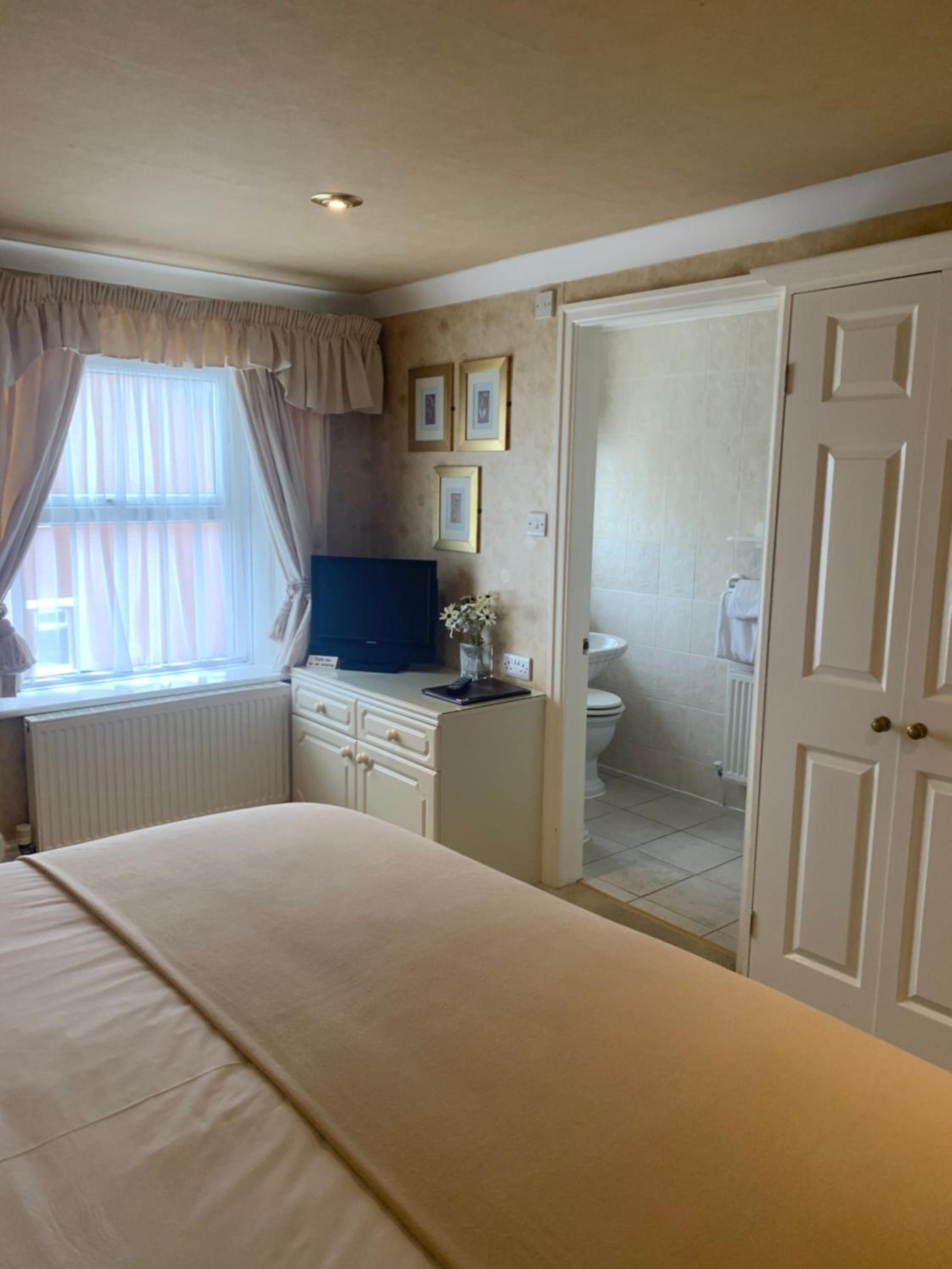 Double Room - Photo 17