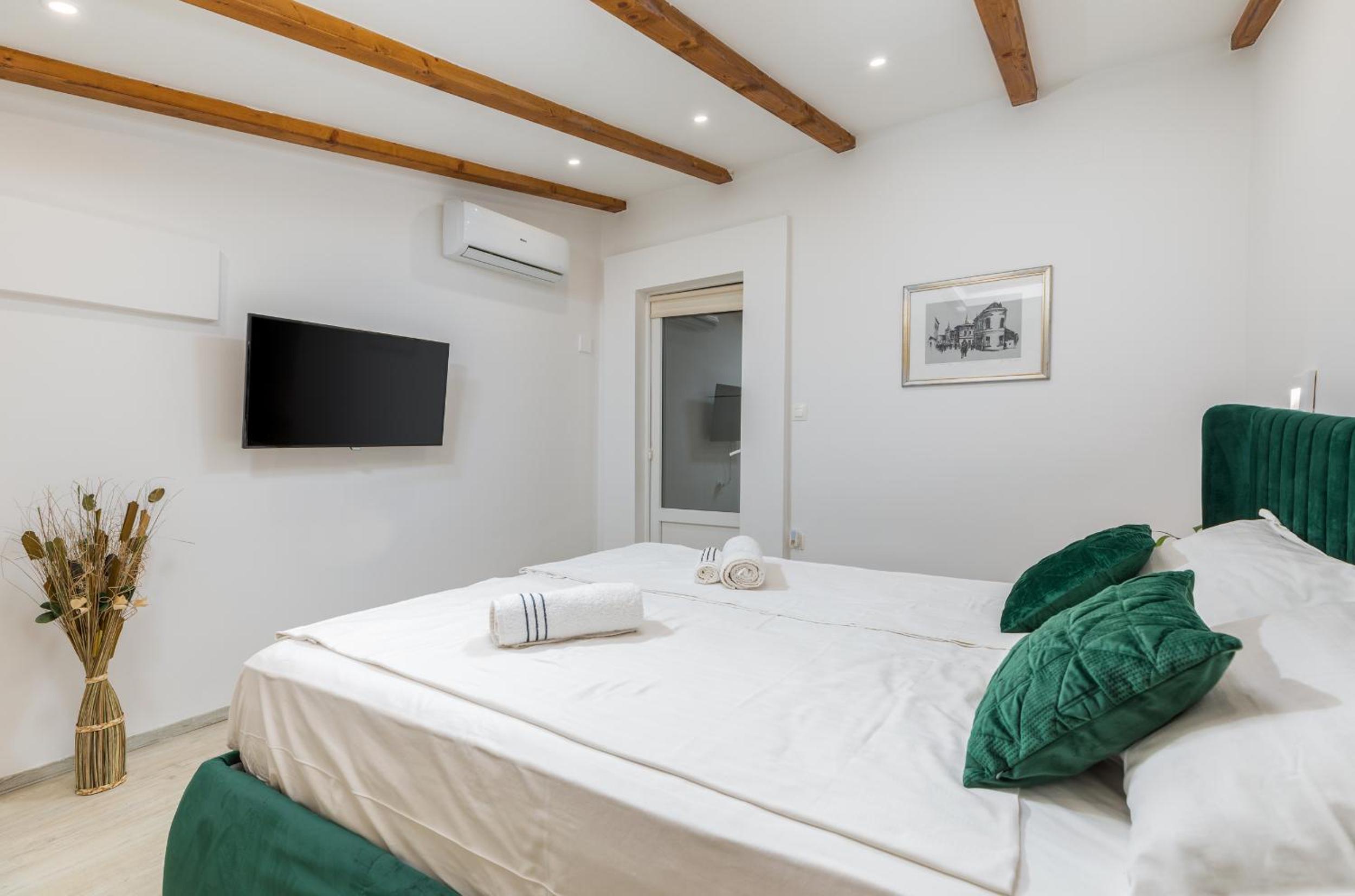 Three-Bedroom Apartment - Photo 21