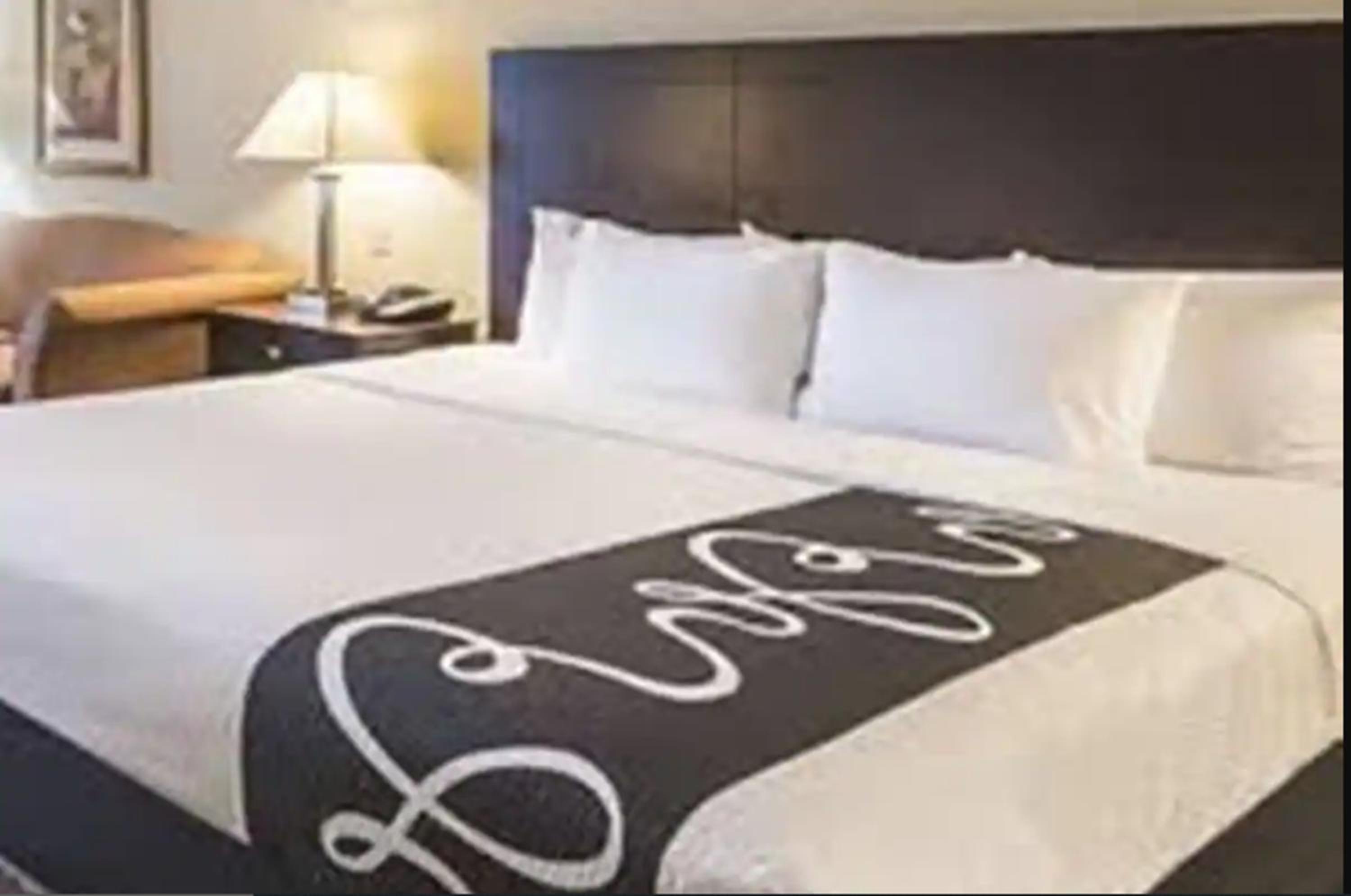 Deluxe King Room with Sofa Bed photo 1