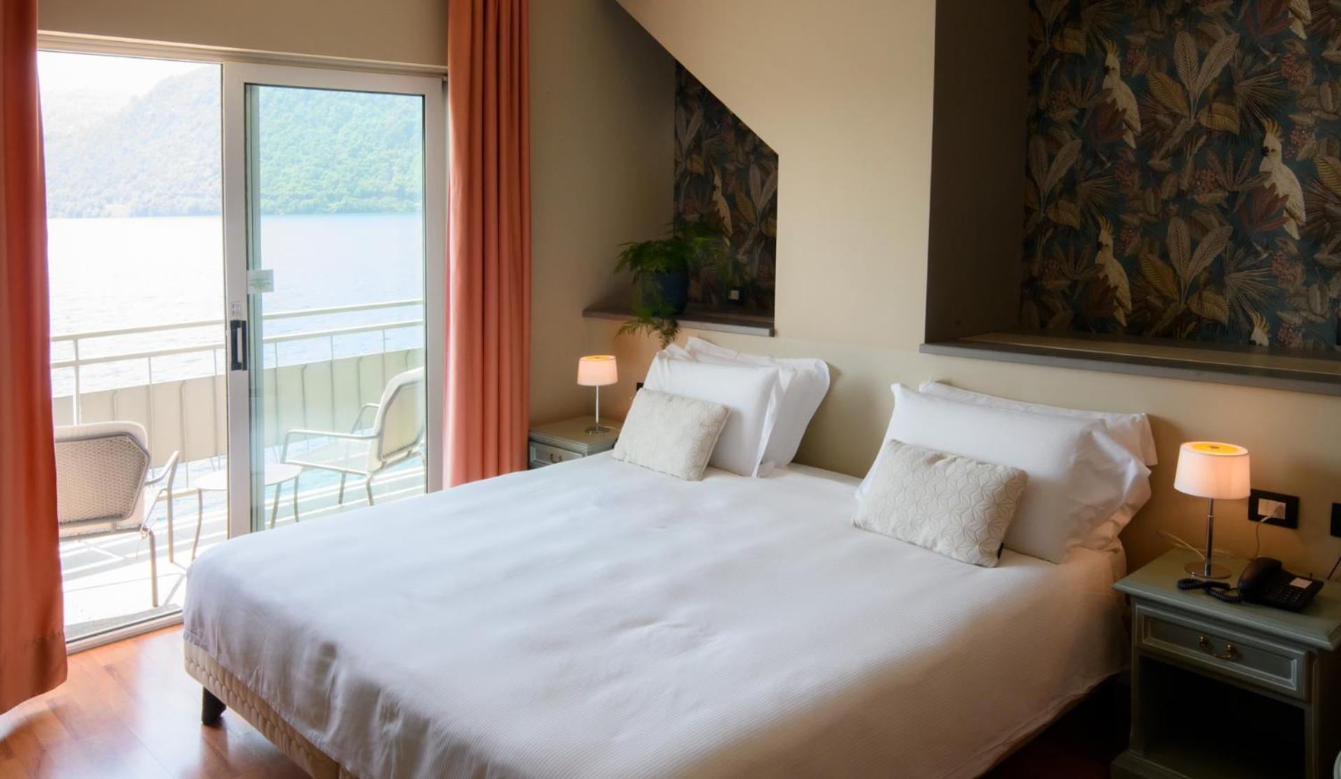 Deluxe Double Room with Lake View