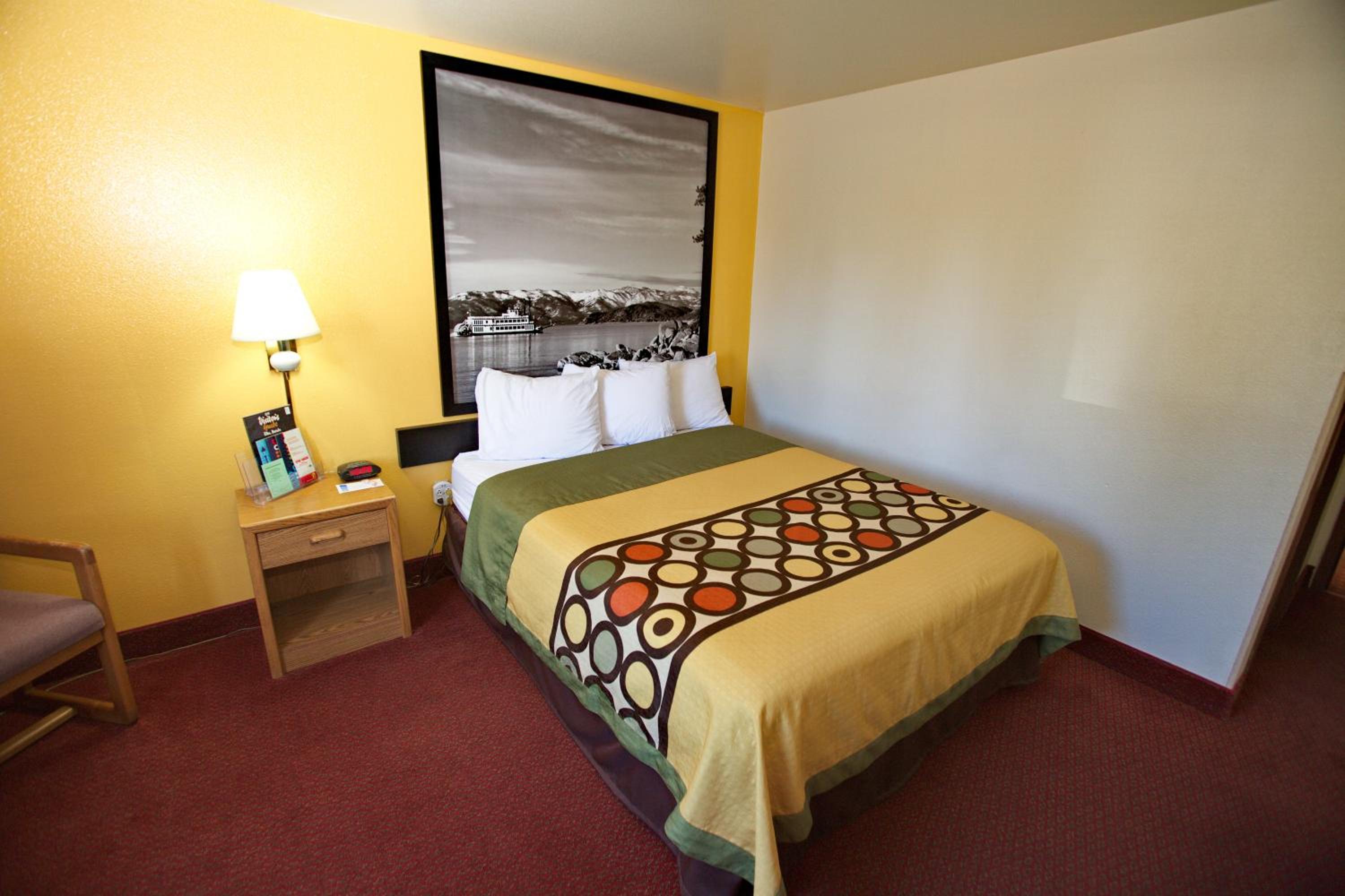 Queen Room - Non-Smoking photo 2