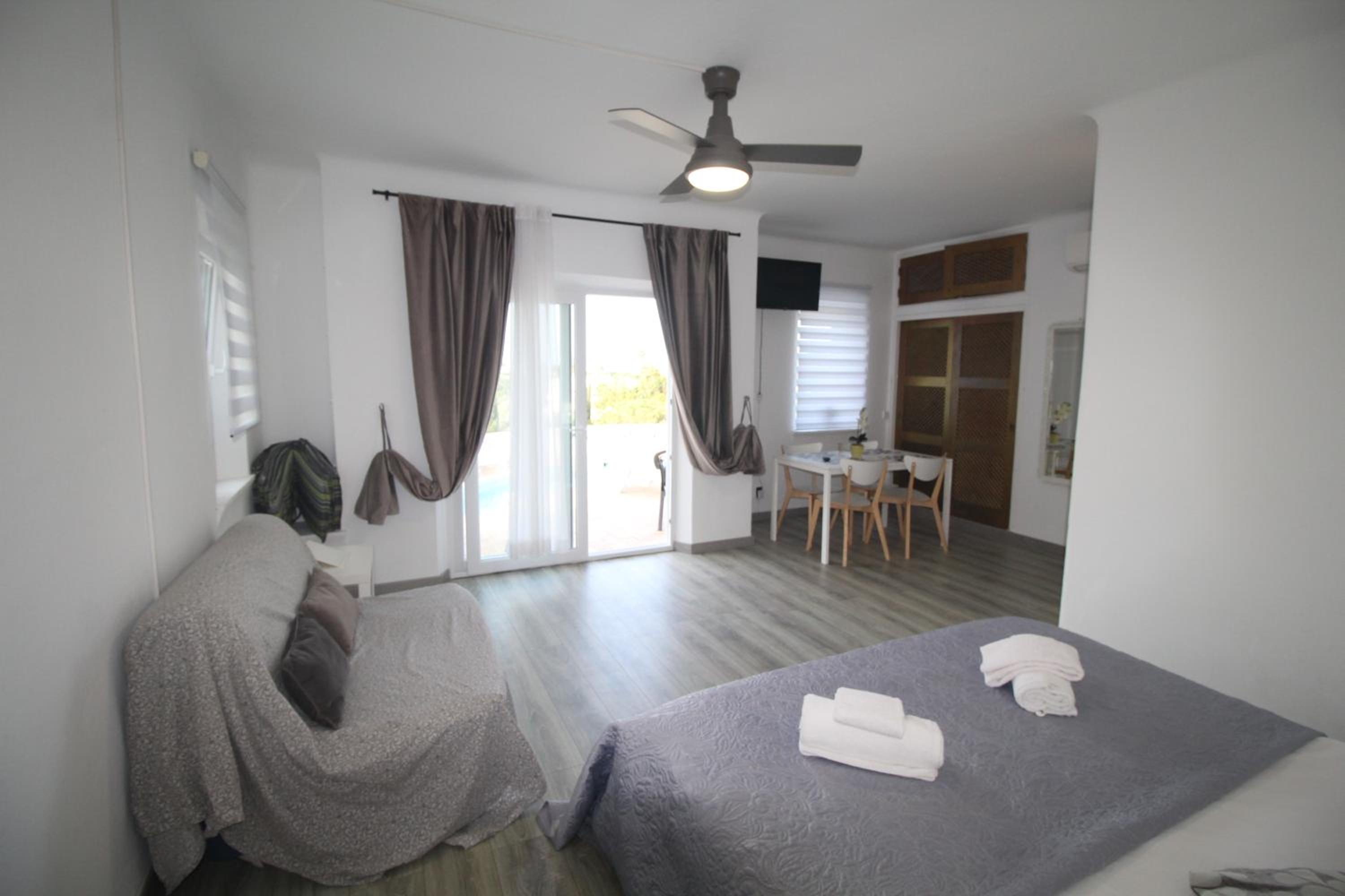 Corner Suite with  Ocean and Pool View - Photo 10