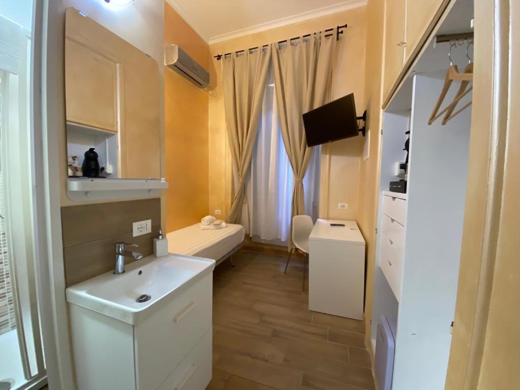 Single Room with Private Bathroom photo 1
