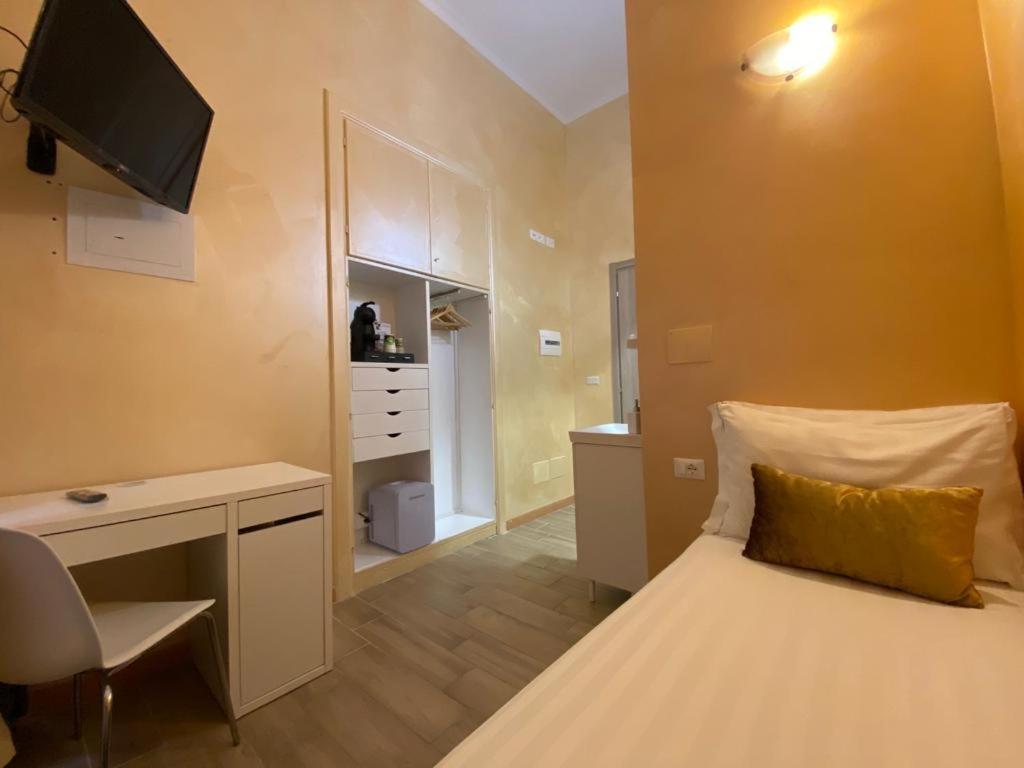 Single Room with Private Bathroom photo 2