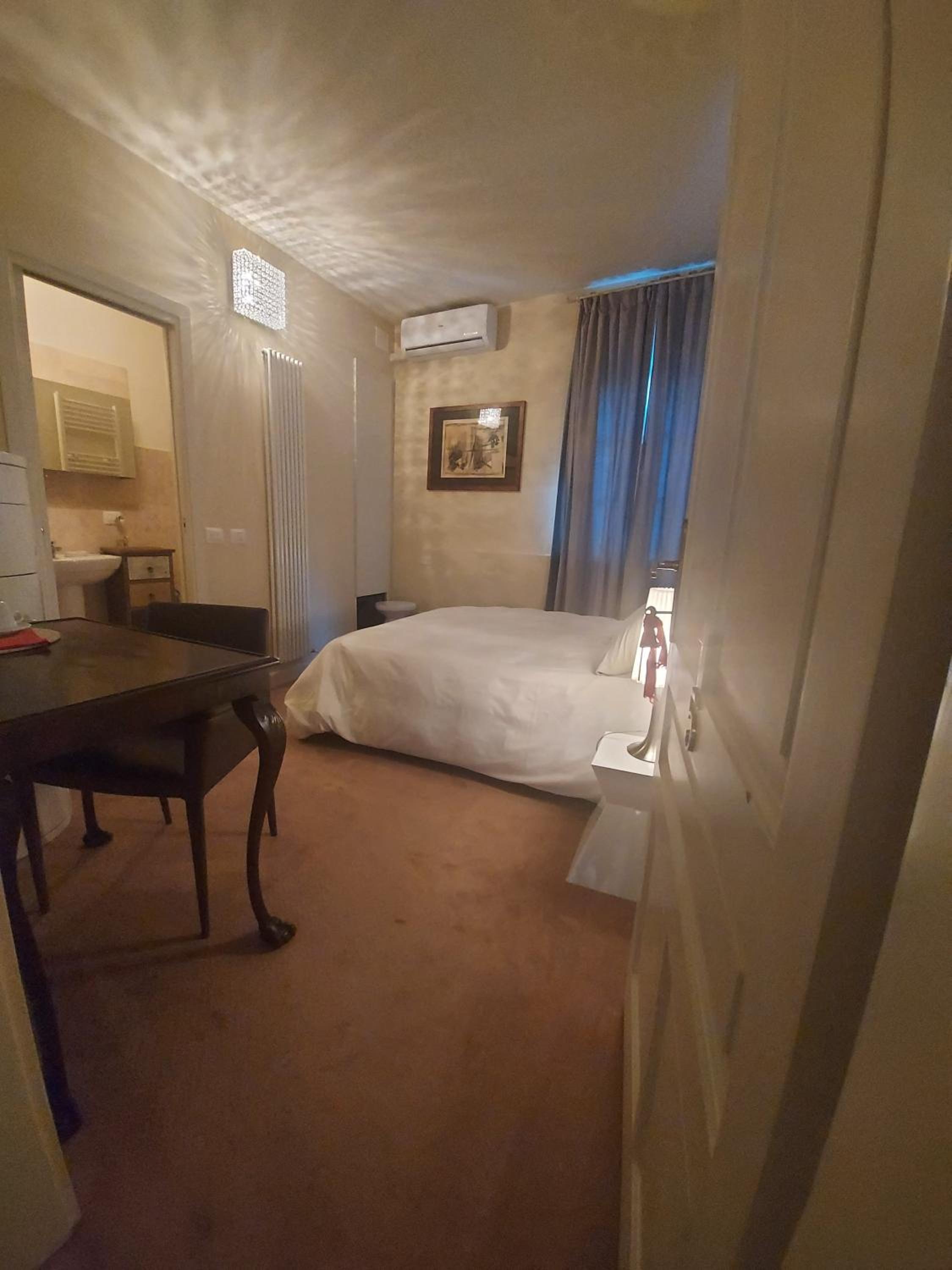 Queen Room photo 1
