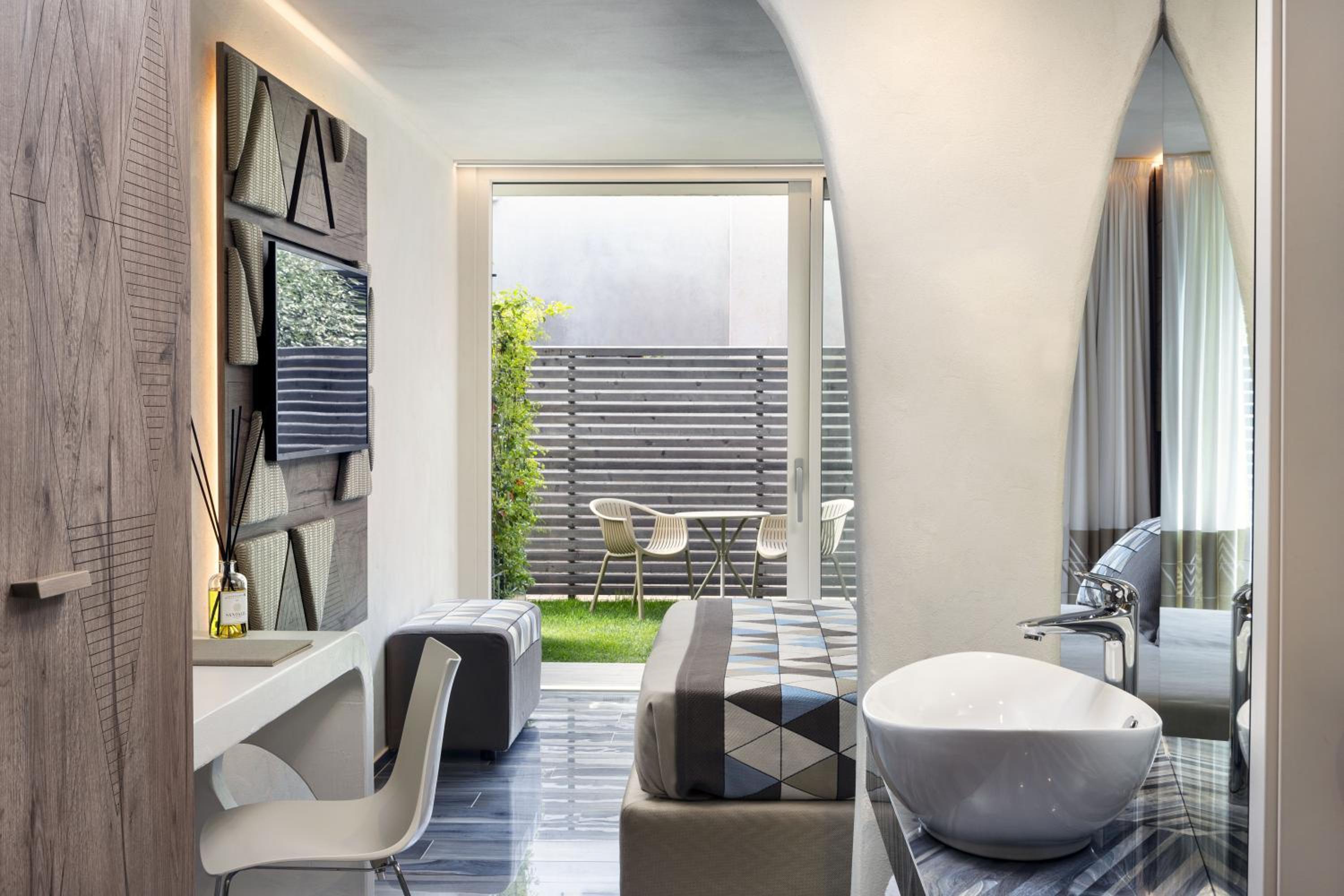 Double or Twin Room with Garden View photo 2