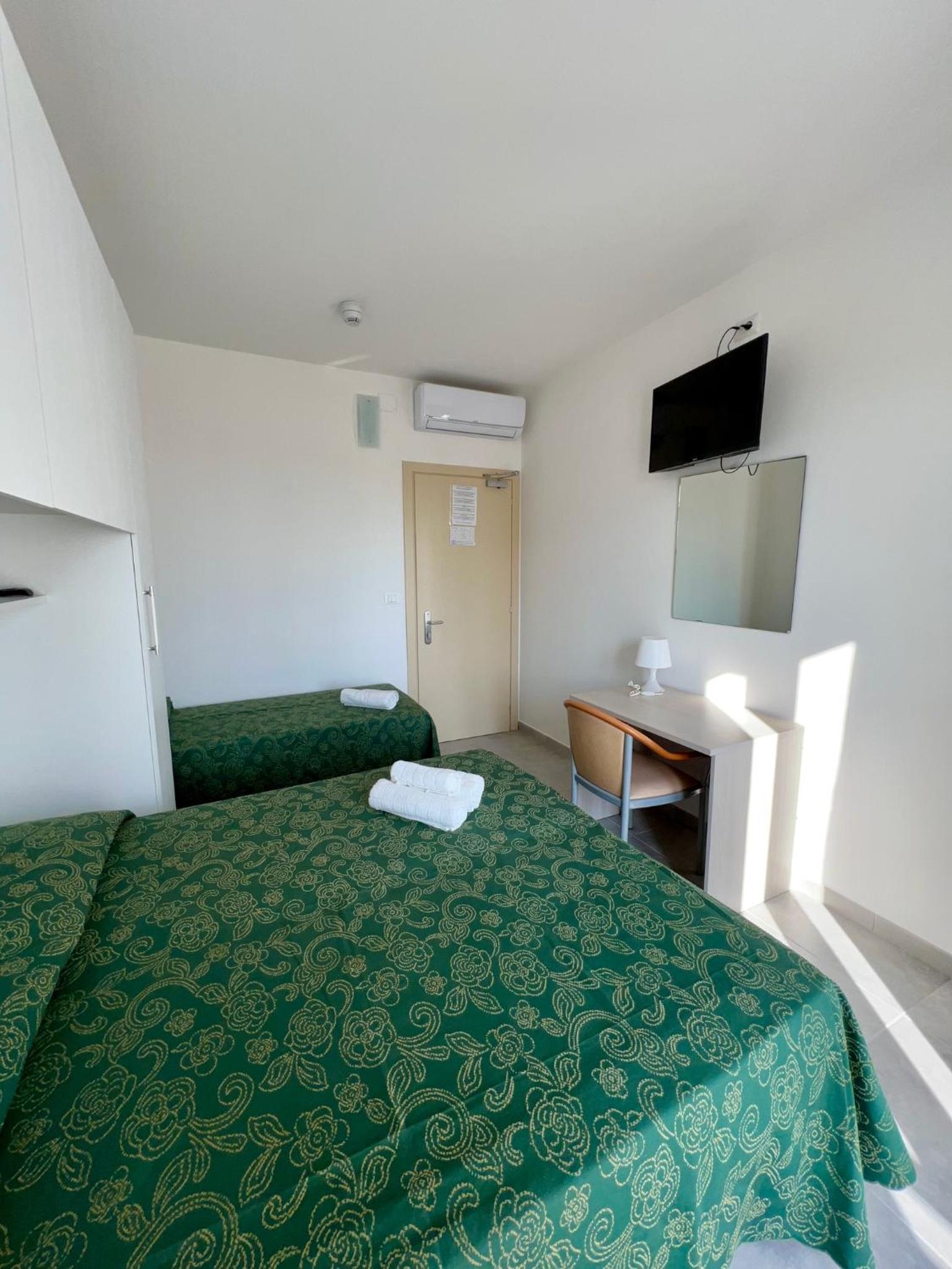 Triple Room with Beach Access - Photo 7