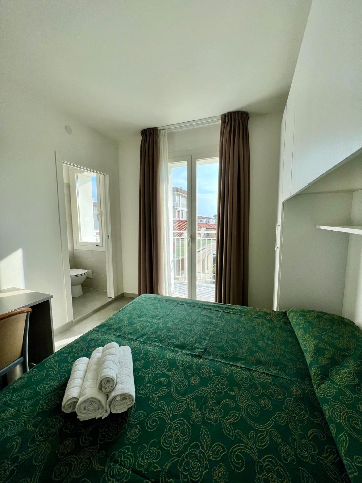 Triple Room with Beach Access - Photo 4