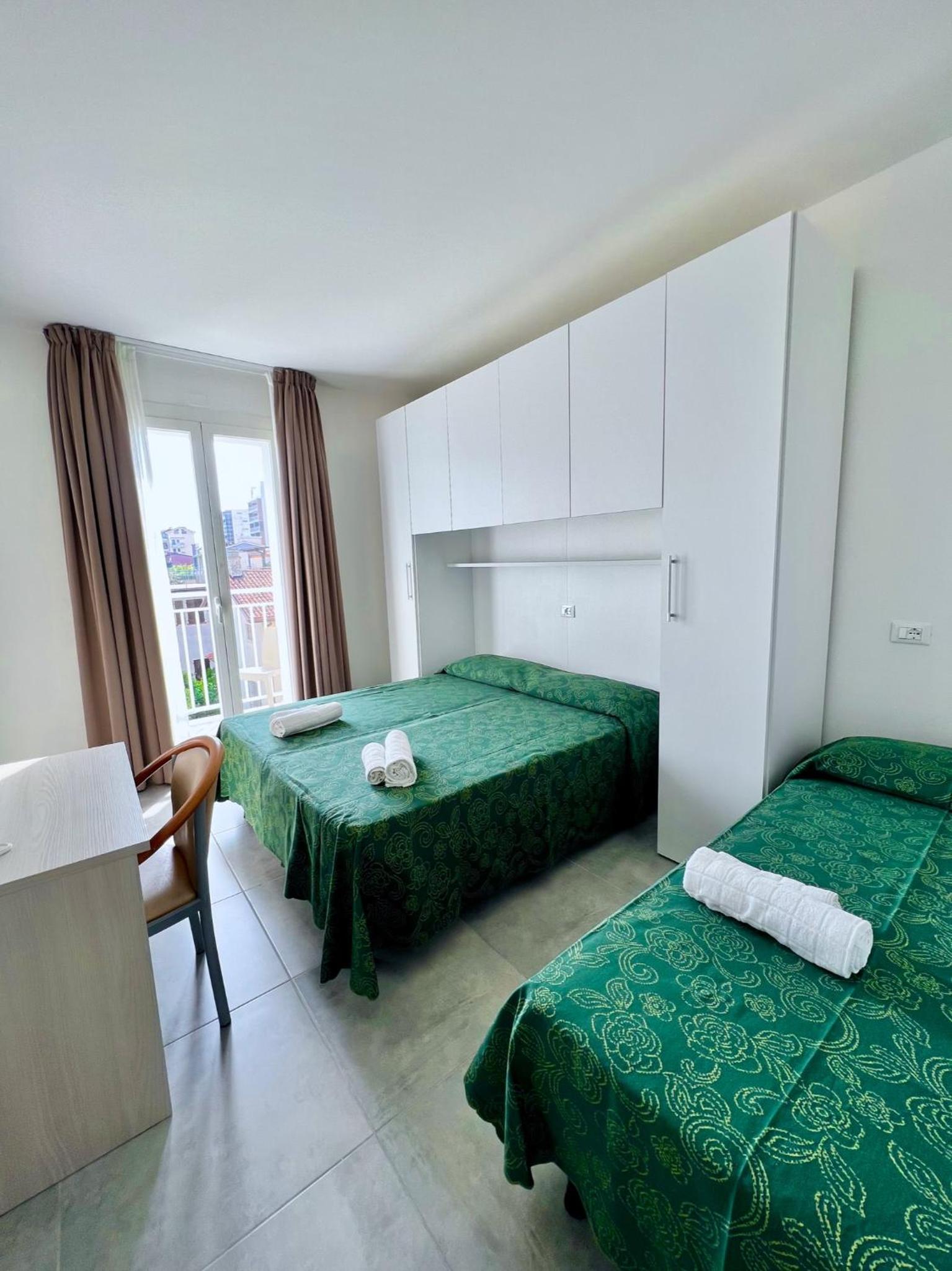 Triple Room with Beach Access - Photo 3