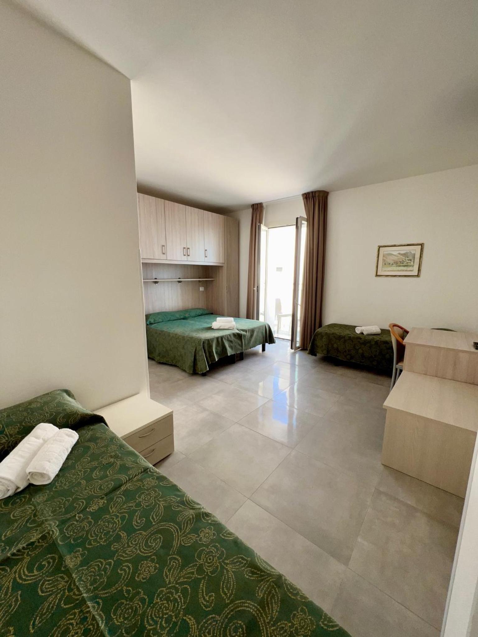 Quadruple Room with Beach Access - Photo 1