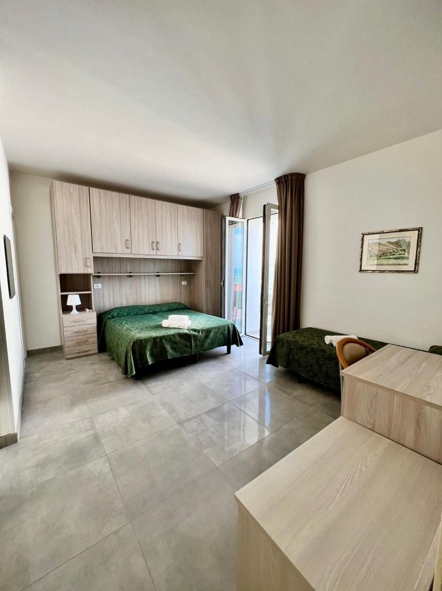 Quadruple Room with Beach Access - Photo 2