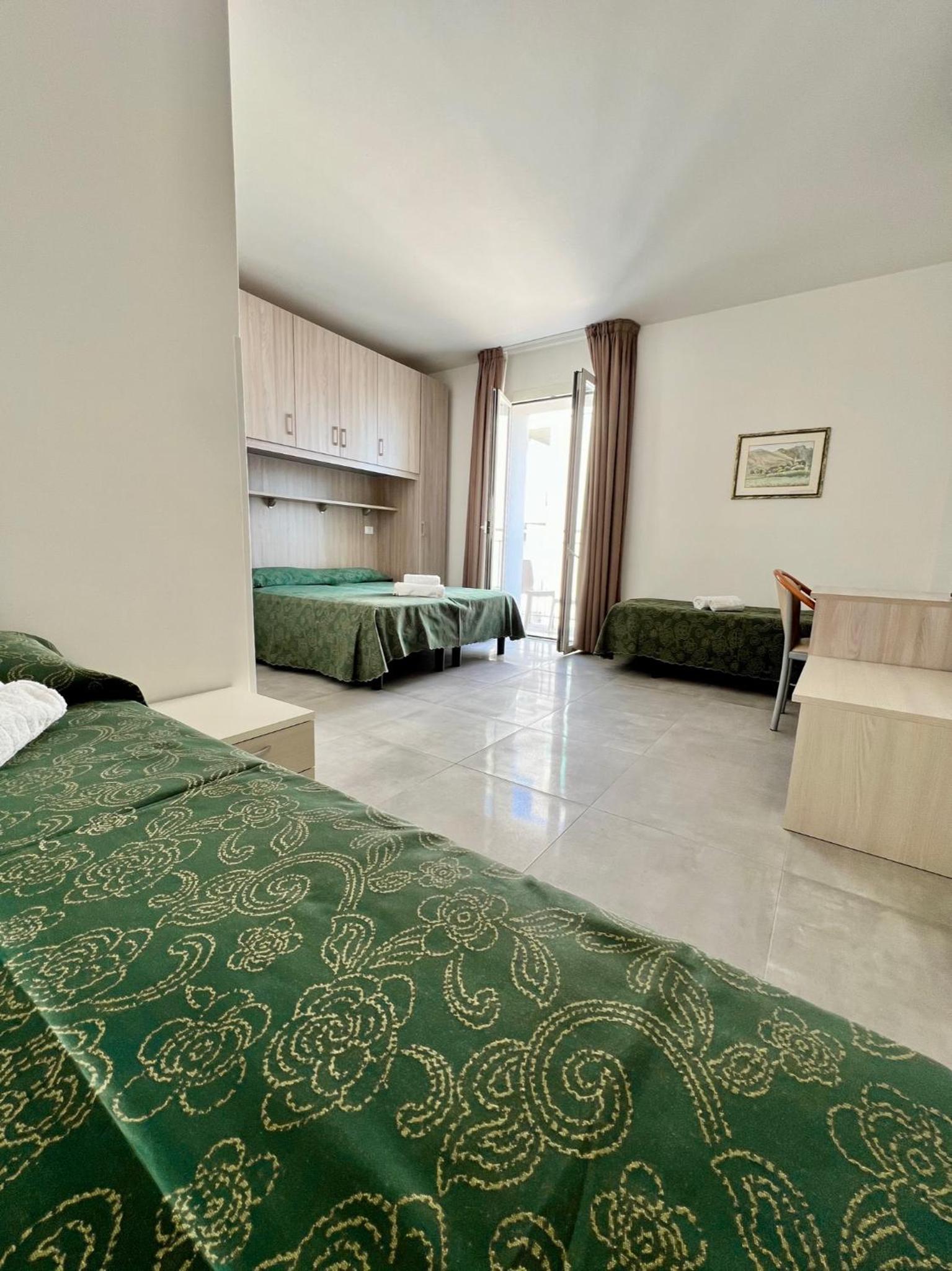 Quadruple Room with Beach Access - Photo 5