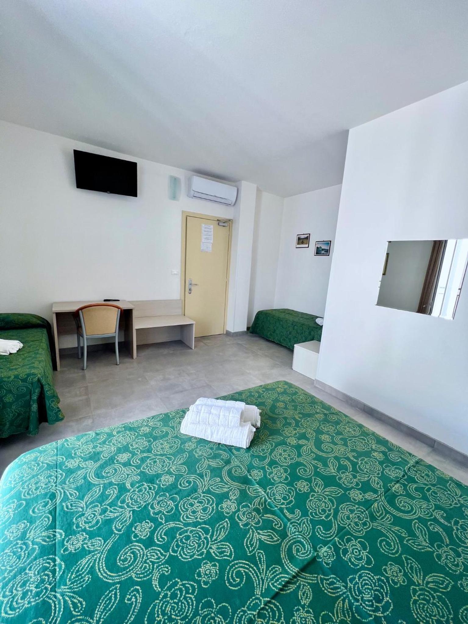Quadruple Room with Beach Access - Photo 3