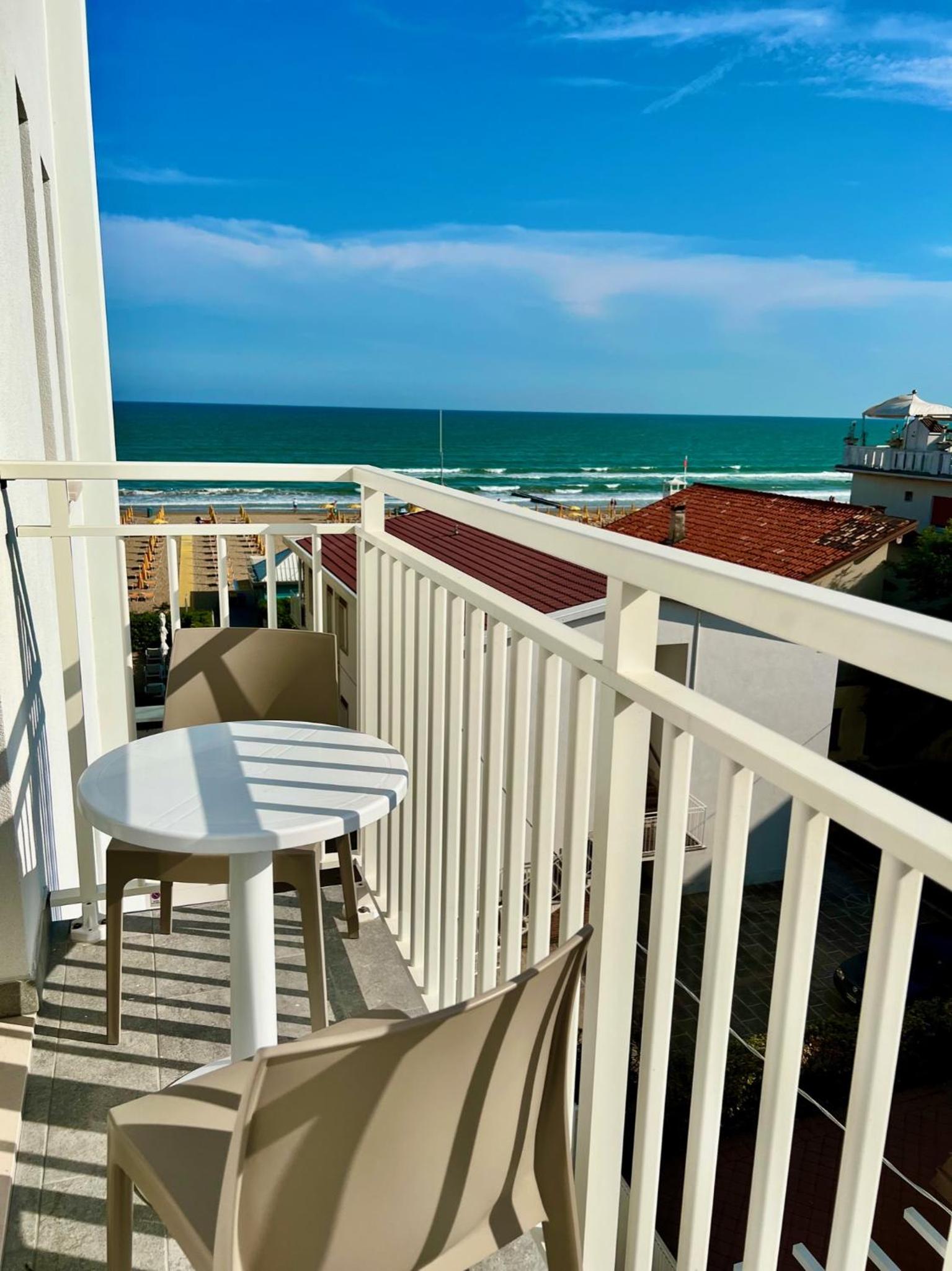 Deluxe Double Room with Side Sea View photo 3